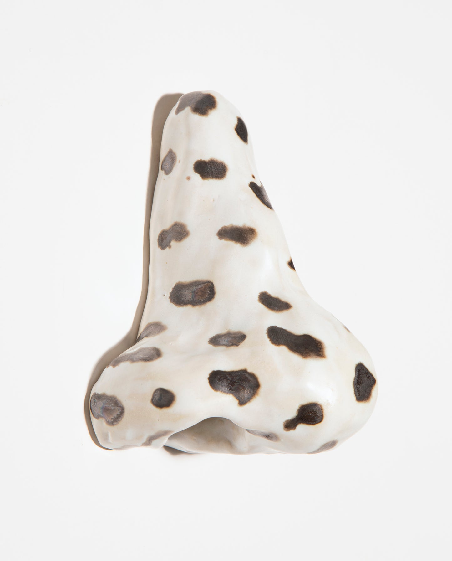 Petite sculpture. Nez en céramique grès émaillé blanc à pois gris foncés..