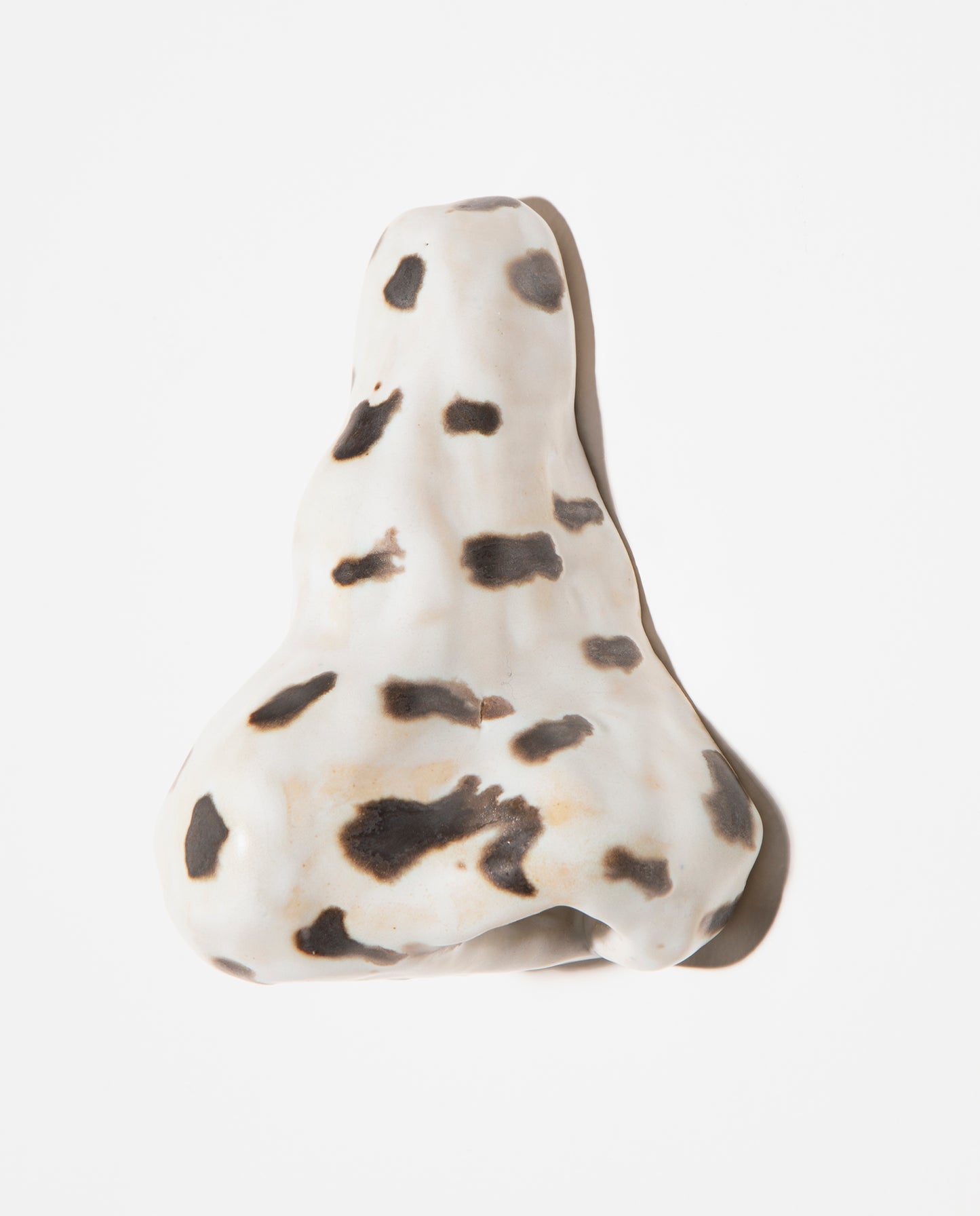 Petite sculpture. Nez en céramique grès émaillé blanc à pois gris foncés..