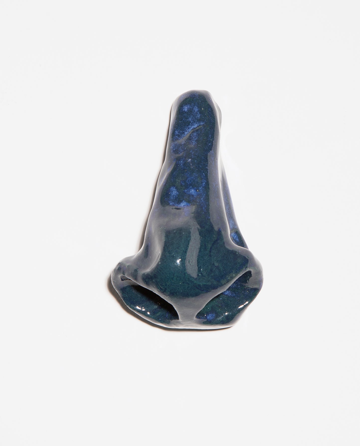 Petite sculpture. Nez en céramique grès émaillé bleu avec de légère nucléations bleues claires
