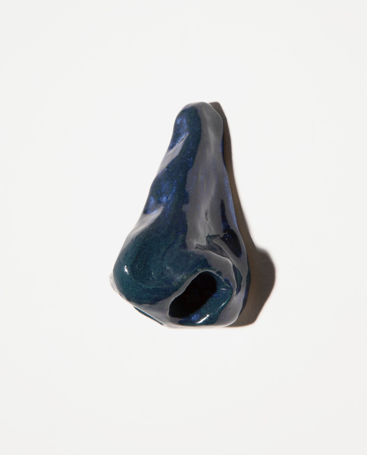 Petite sculpture. Nez en céramique grès émaillé bleu avec de légère nucléations bleues claires