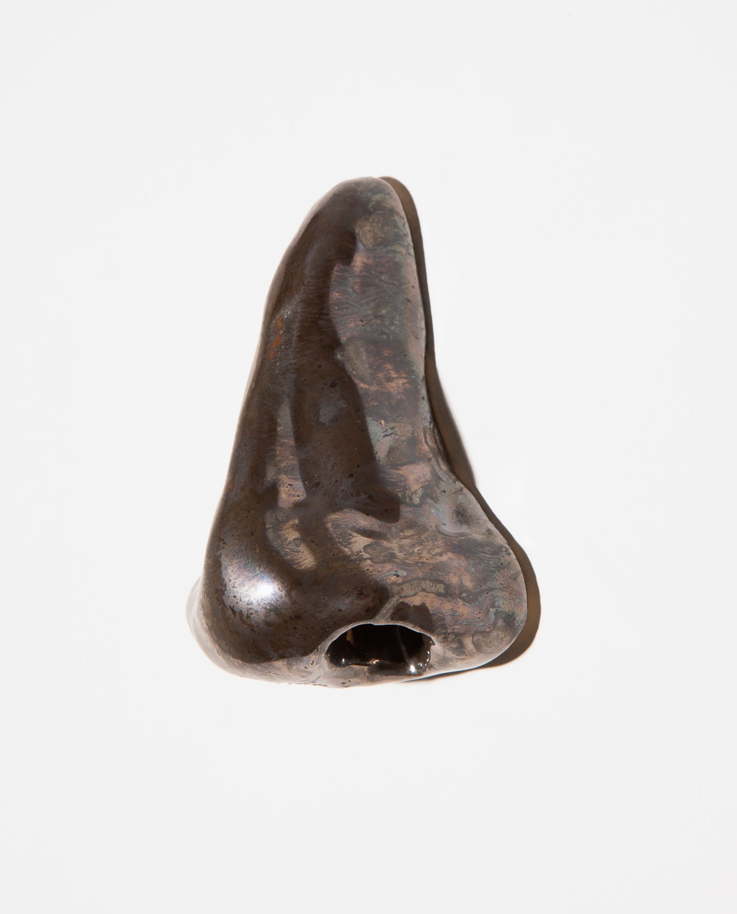 Petite sculpture. Nez en céramique grès émaillé gris métallisé, avec effets de moirage.