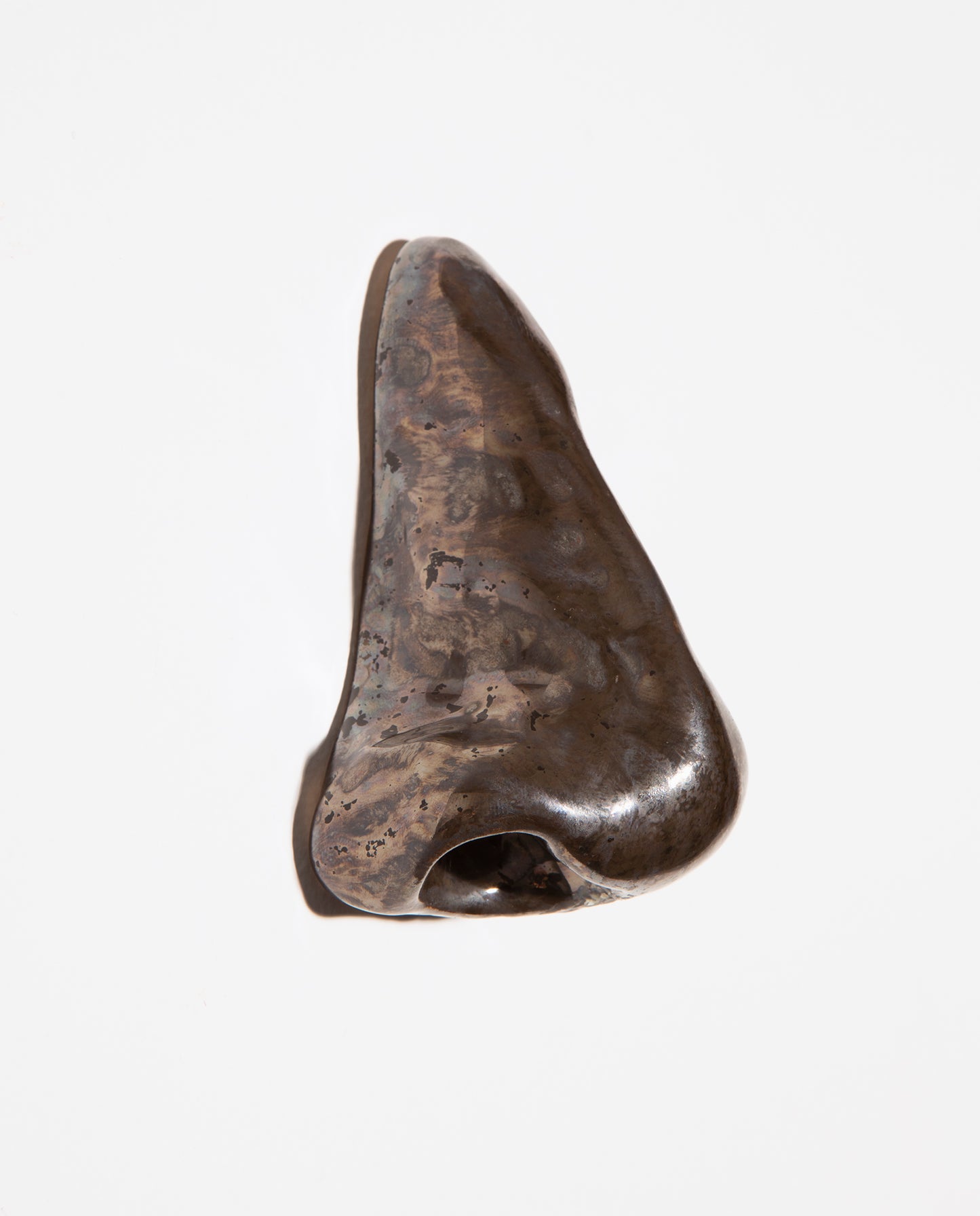 Petite sculpture. Nez en céramique grès émaillé gris métallisé, avec effets de moirage.