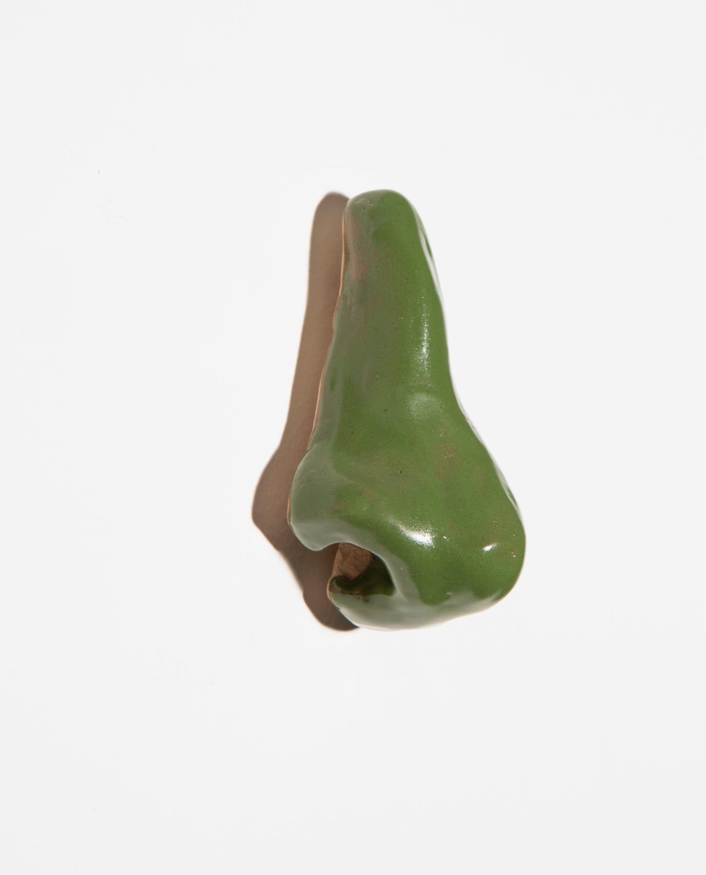 Petite sculpture. Nez en céramique grès émaillé vert gazon.