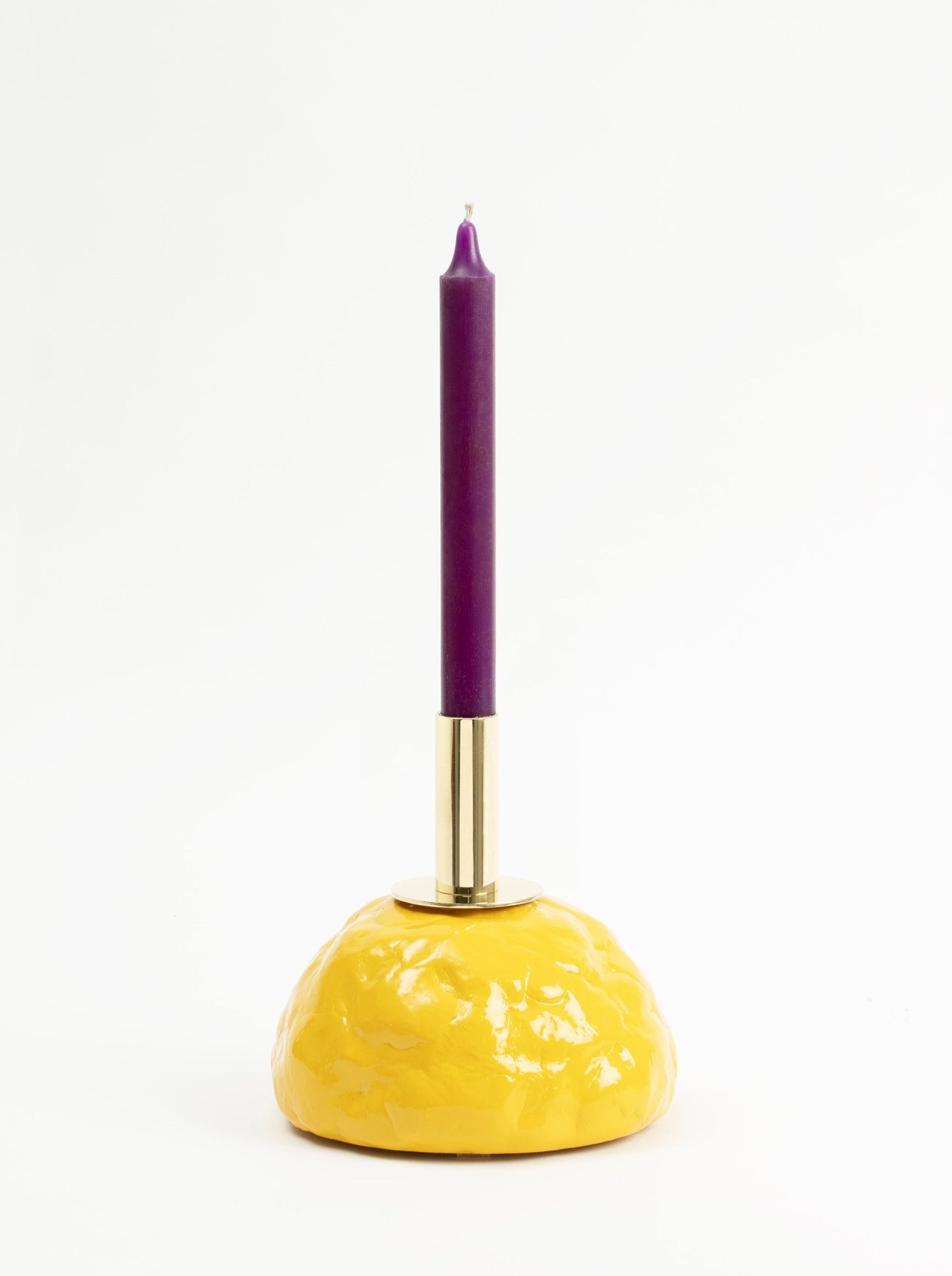 Bougeoir jaune au design brut et chic à la fois, en forme originale de sein, couleur vive et touche de laiton. Vincent Loiret pour Haydée.