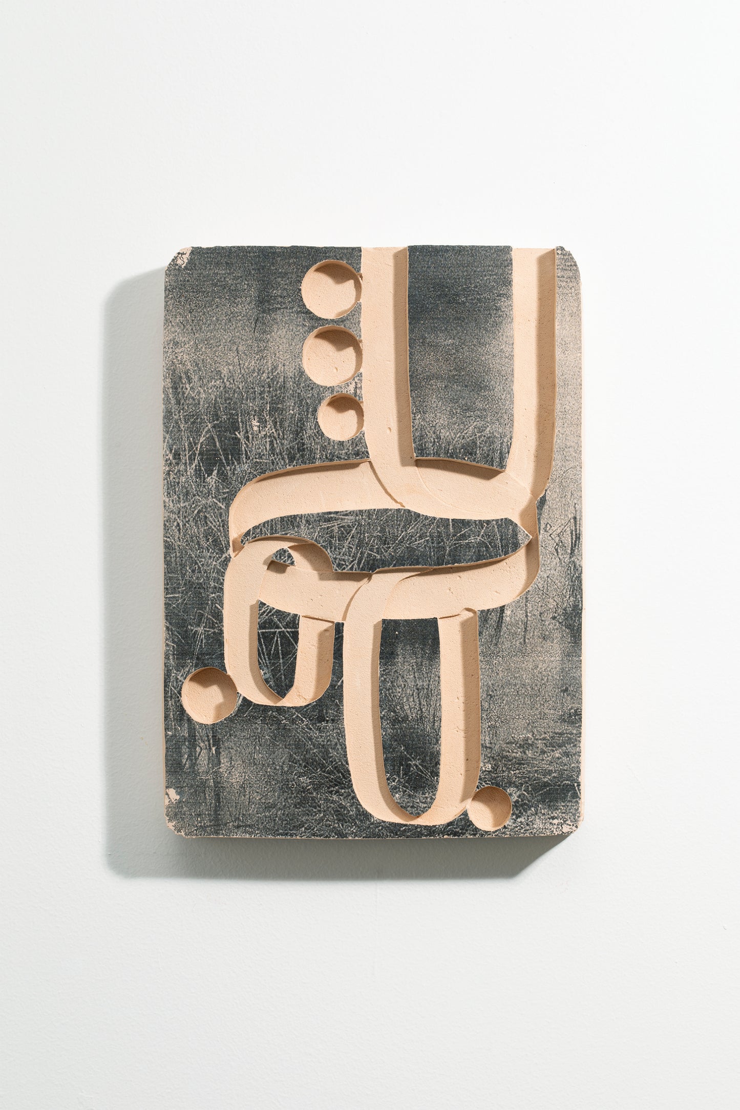 Impression d’une image noire et blanc sur une plaque de plâtre colorée et creusée de motifs. Assemblage poétique, réflexion archéologique. Yoan Béliard pour Haydée.