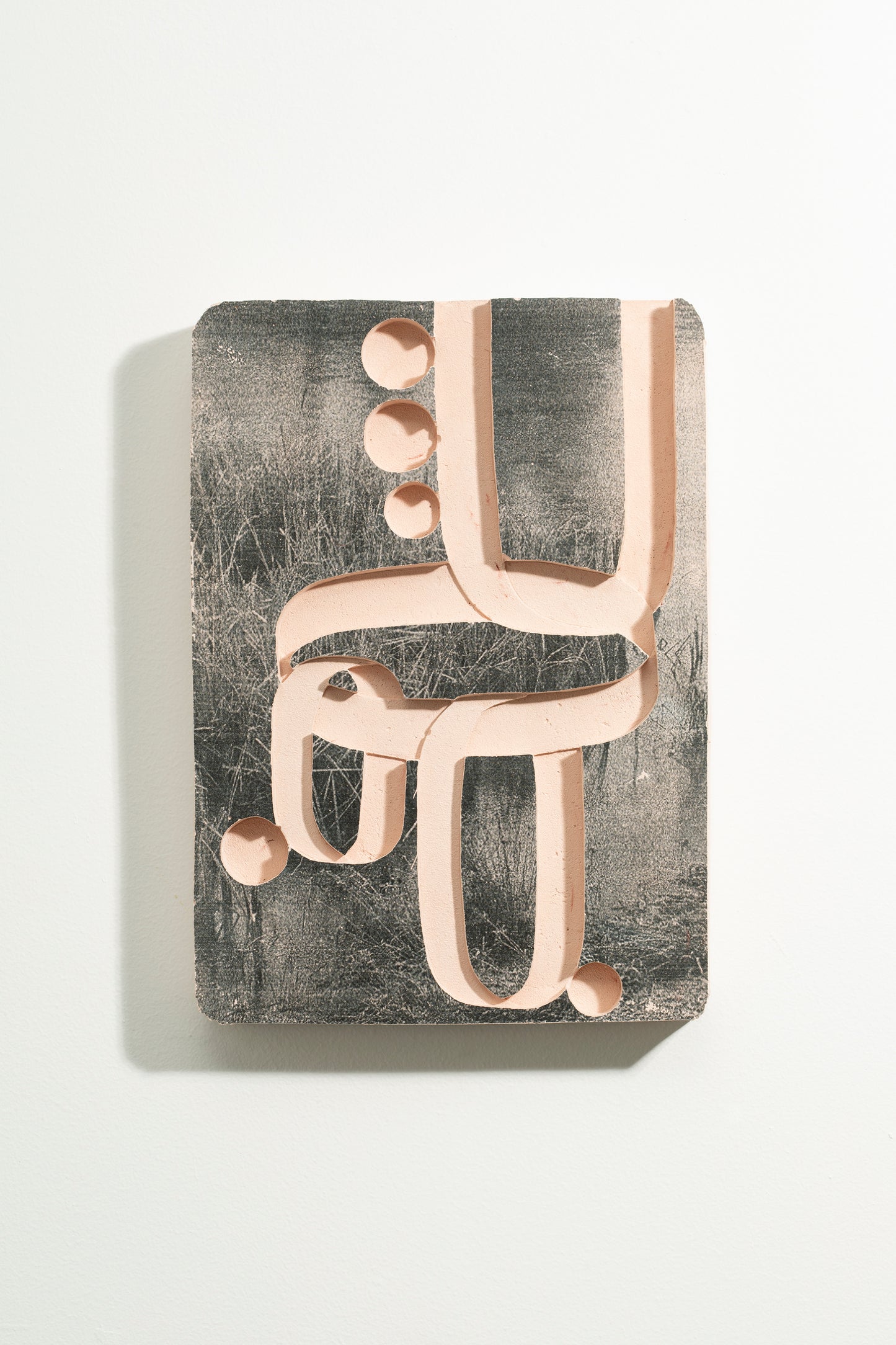 Impression d’une image noire et blanc sur une plaque de plâtre colorée et creusée de motifs. Assemblage poétique, réflexion archéologique. Yoan Béliard pour Haydée.