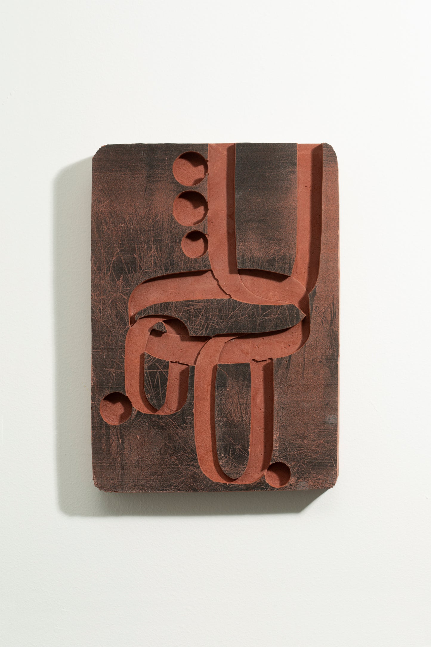 Impression d’une image noire et blanc sur une plaque de plâtre colorée et creusée de motifs. Assemblage poétique, réflexion archéologique. Yoan Béliard pour Haydée.