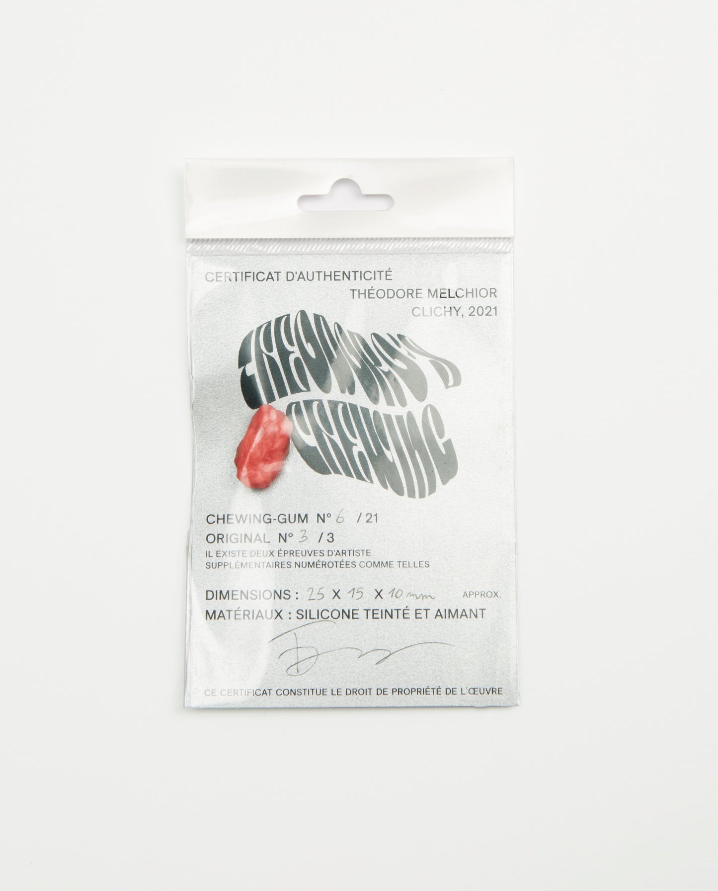 Petite sculpture chewing-gum rose en silicone aimanté de Théodore Melchior