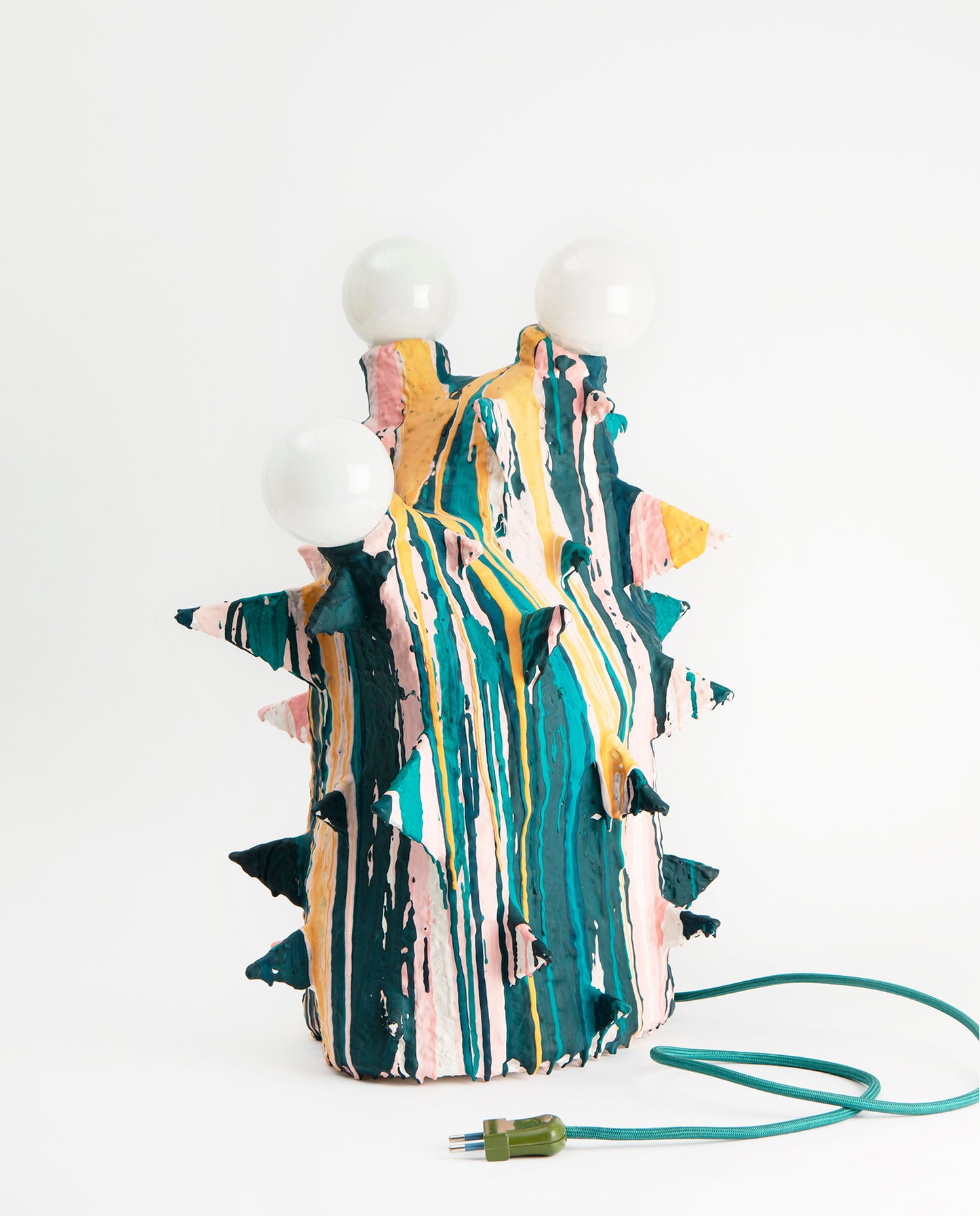 Lampe Volcan au design original, en résine aux coulures colorées. Vincent Loiret pour Haydée.