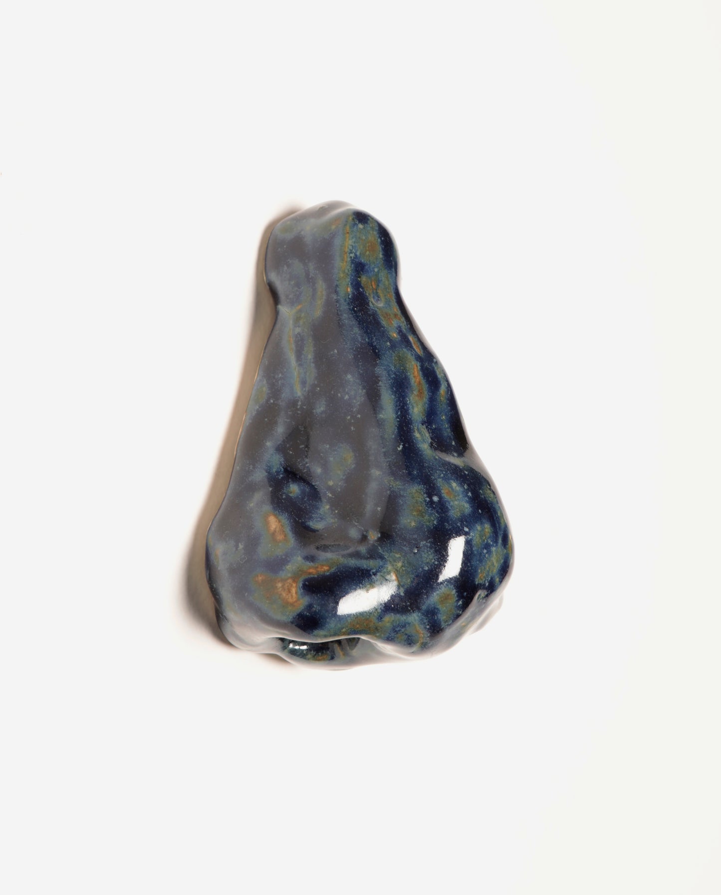 Nez en céramique émaillé bleu, avec de petites tâches brunes orangées.