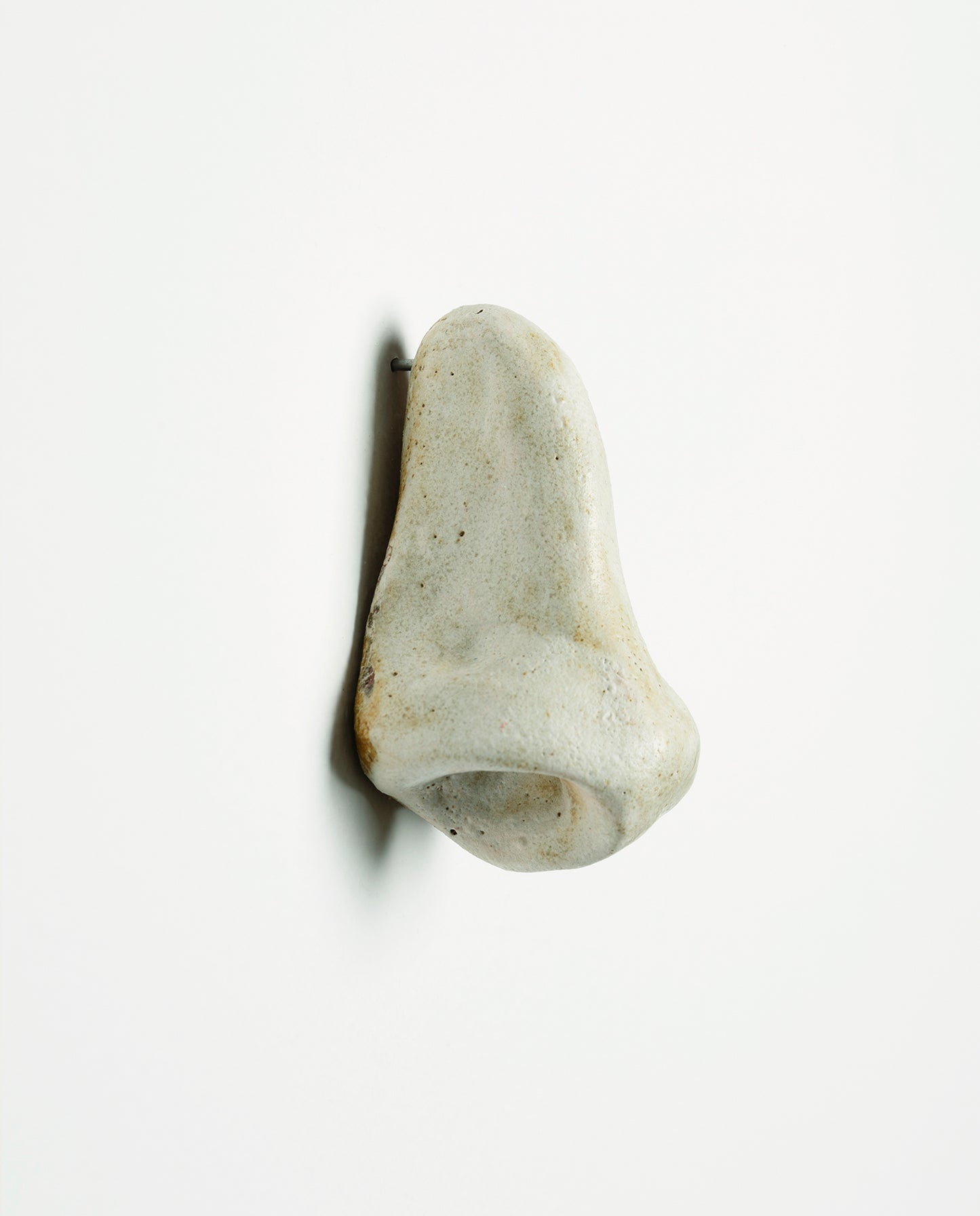 Nez en céramique émaillé de couleur blanc mat. Petite sculpture en grès. Unique.