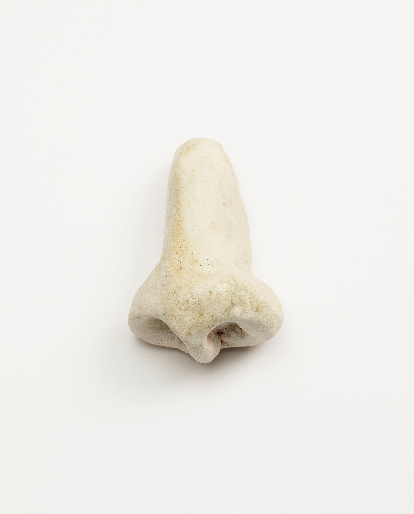 Nez en céramique émaillé de couleur blanc mat. Petite sculpture en grès. Unique.