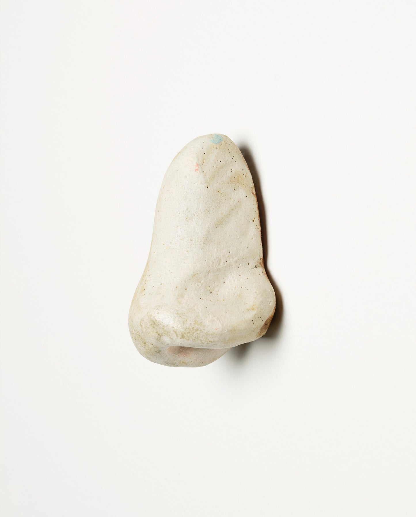 Nez en céramique émaillé de couleur blanc mat. Petite sculpture en grès. Unique.