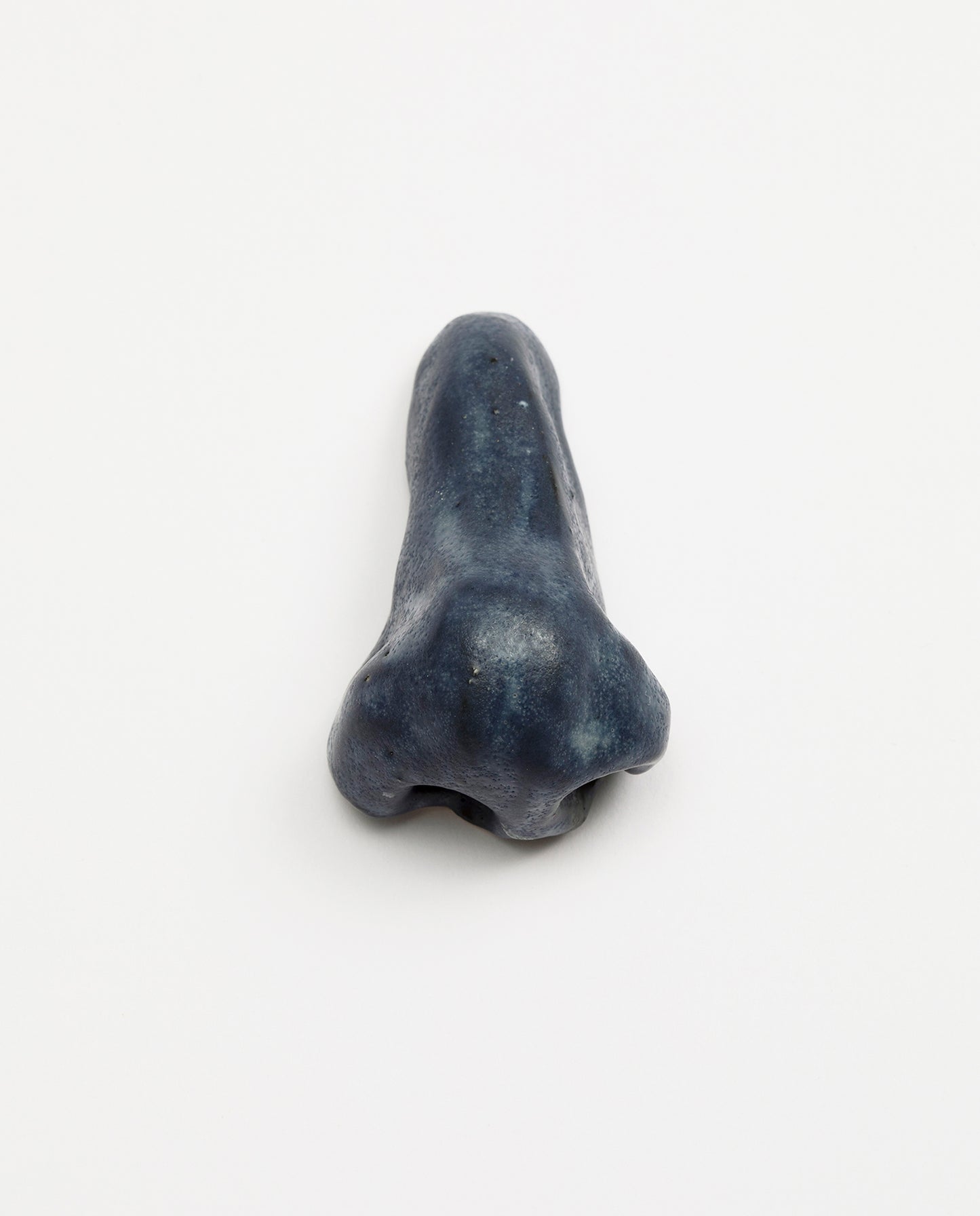 Nez en céramique émaillé de couleur marine mat. Petite sculpture en grès. Unique.