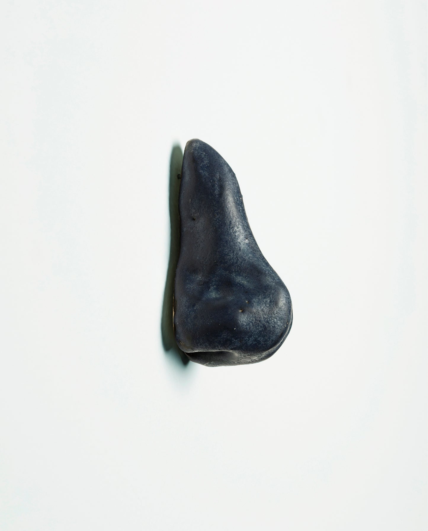 Nez en céramique émaillé de couleur marine mat. Petite sculpture en grès. Unique.