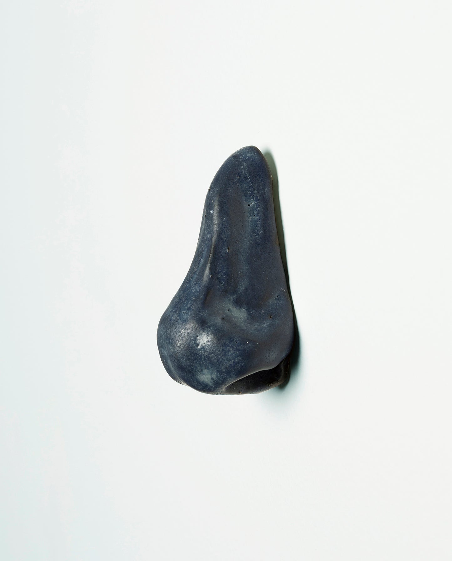 Nez en céramique émaillé de couleur marine mat. Petite sculpture en grès. Unique.