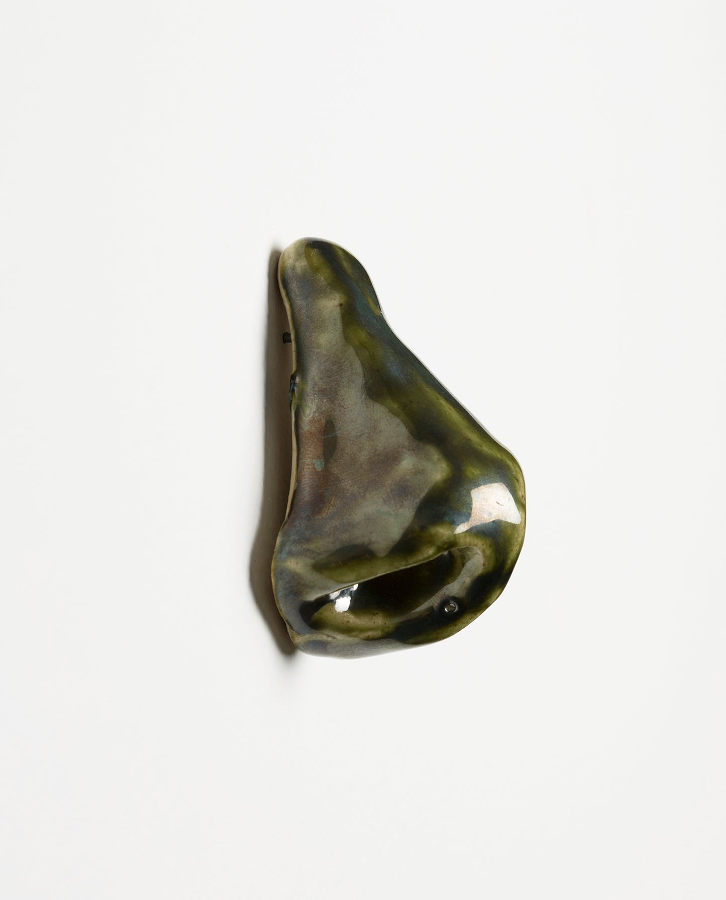 Nez en céramique émaillé de couleur Kaki. Petite sculpture en grès. Unique.