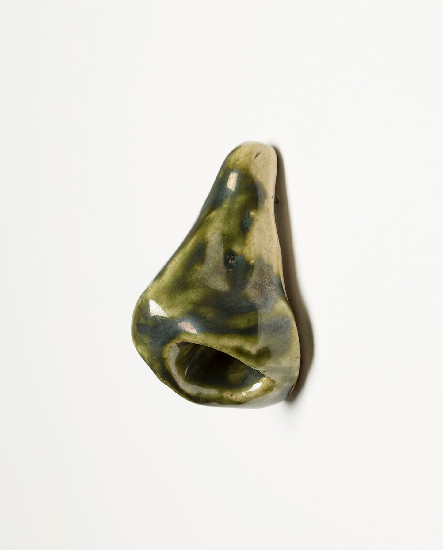Nez en céramique émaillé de couleur Kaki. Petite sculpture en grès. Unique.