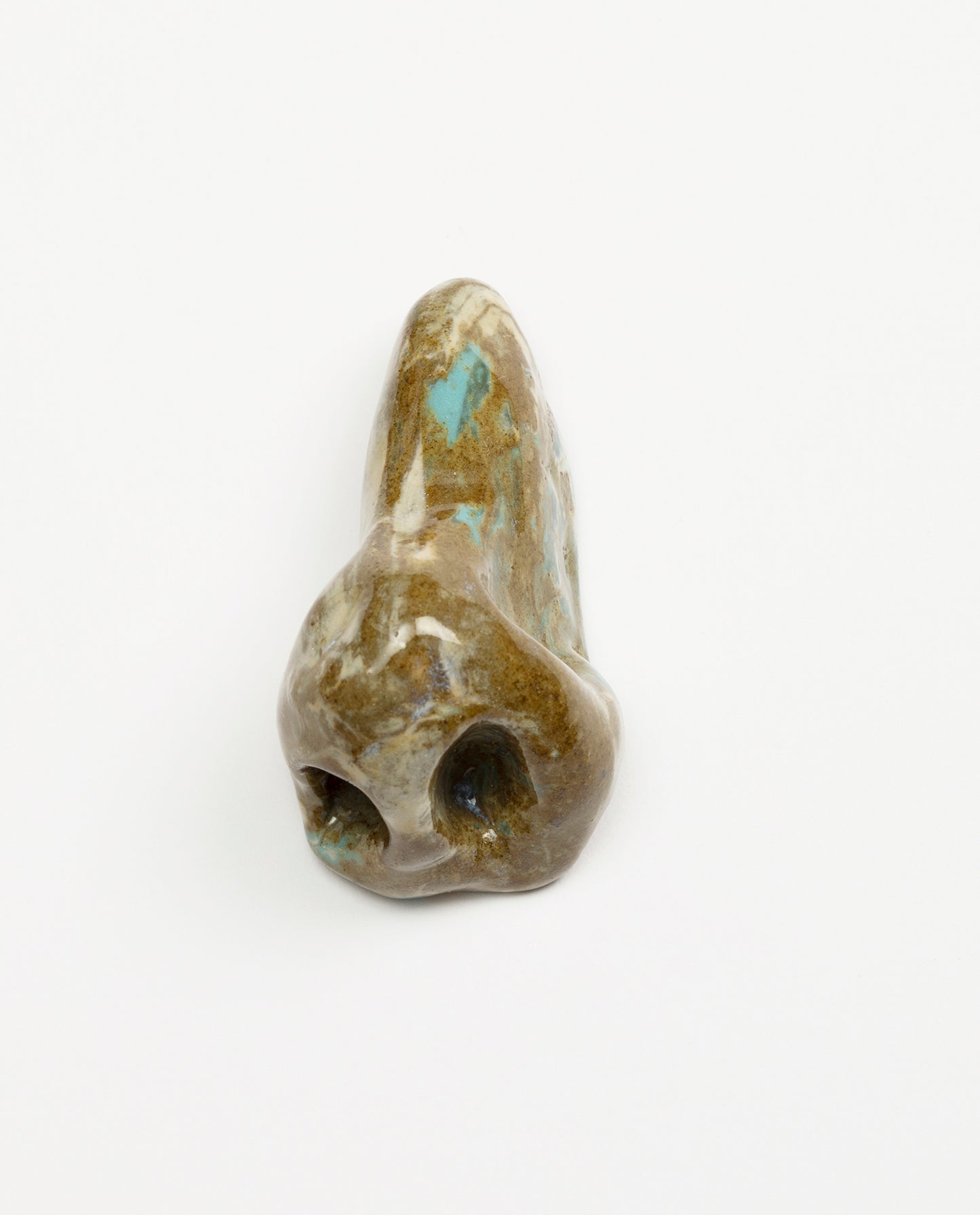 Nez en céramique émaillé de couleur brun et bleu ciel. Petite sculpture en grès. Unique.