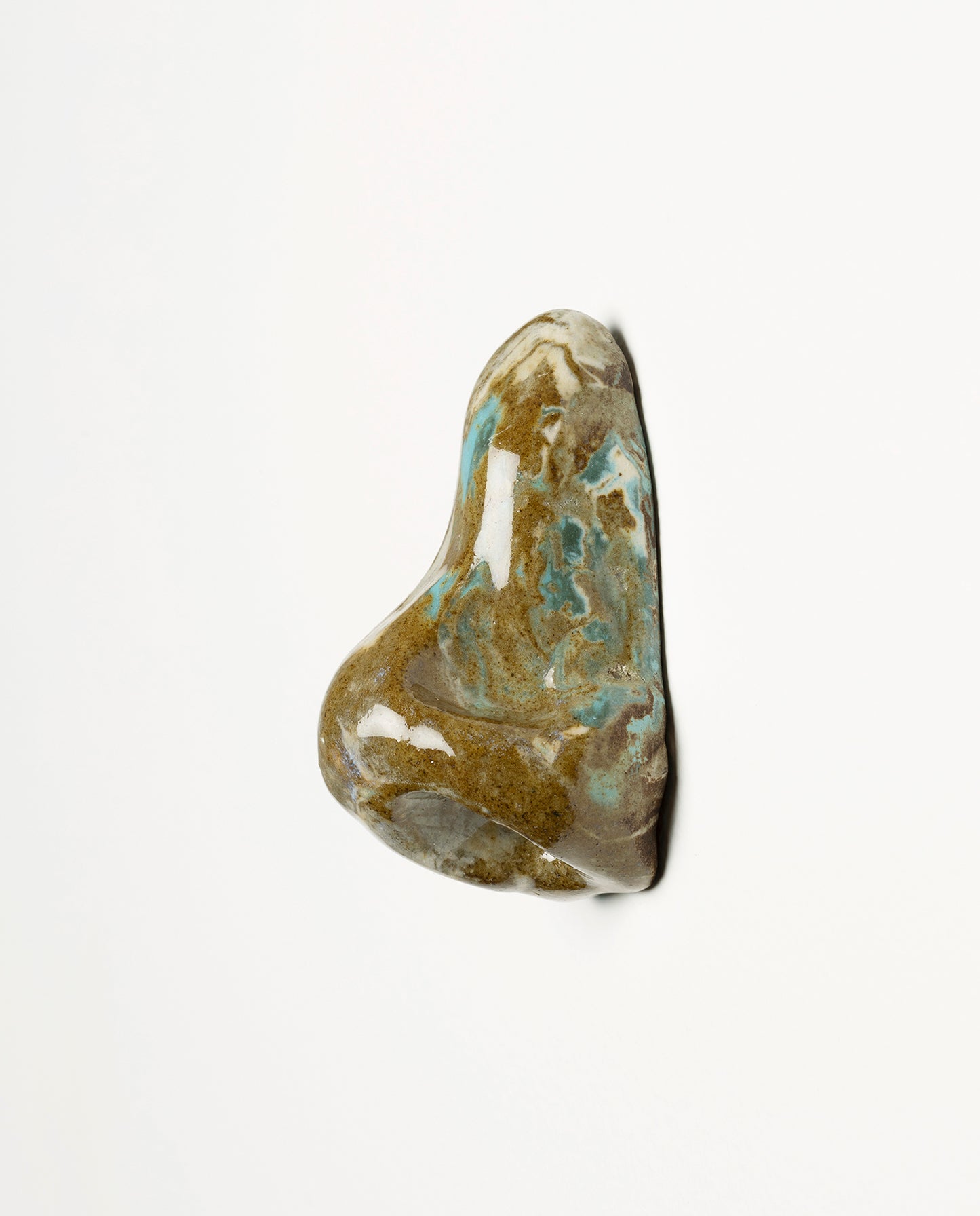 Nez en céramique émaillé de couleur brun et bleu ciel. Petite sculpture en grès. Unique.
