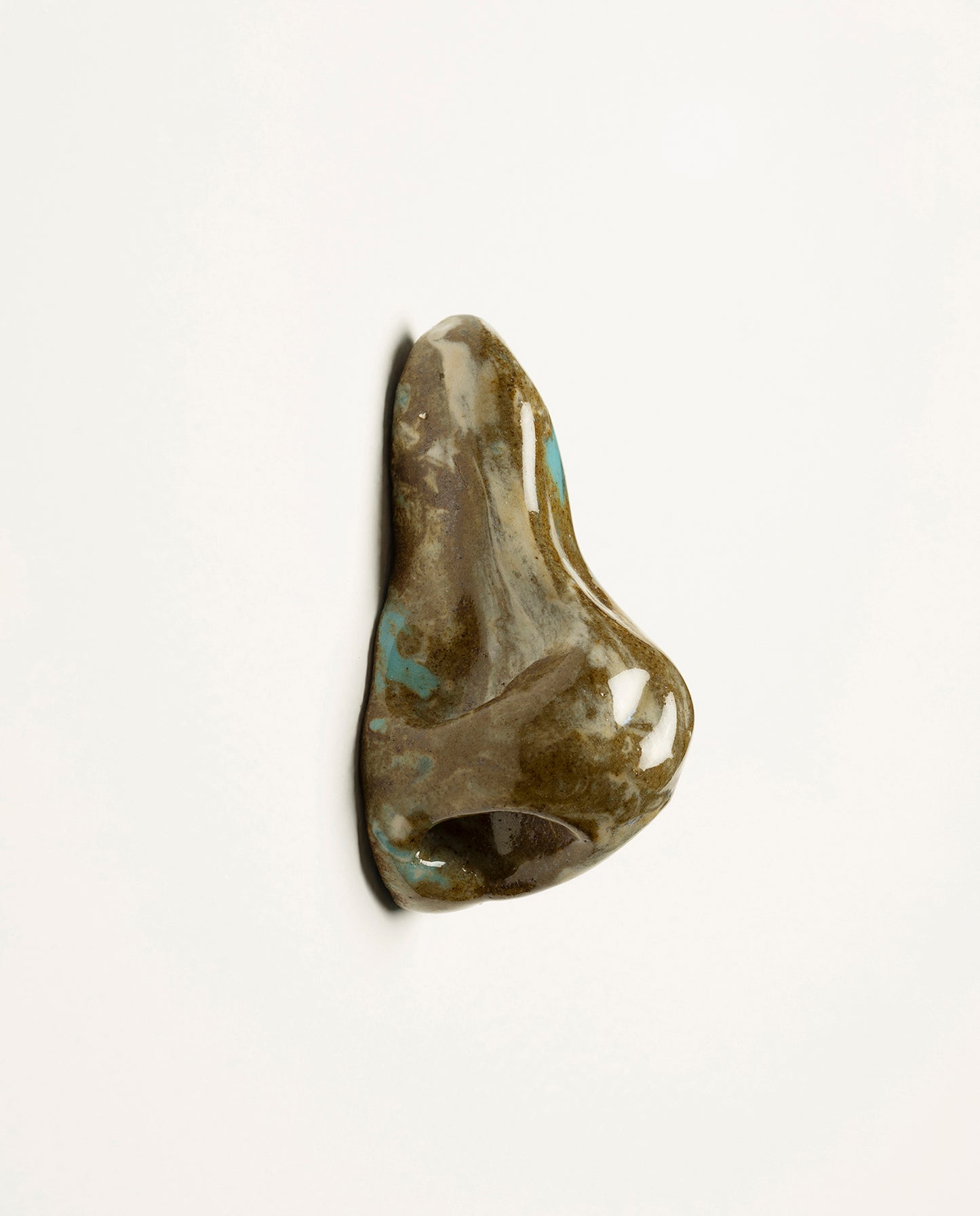 Nez en céramique émaillé de couleur brun et bleu ciel. Petite sculpture en grès. Unique.