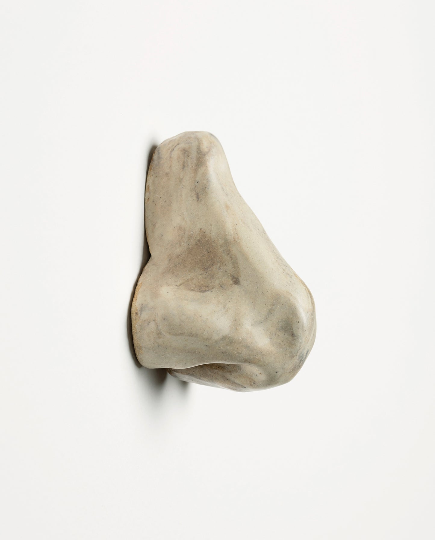 Nez en céramique émaillé de couleur marbre écru. Petite sculpture en grès. Unique.