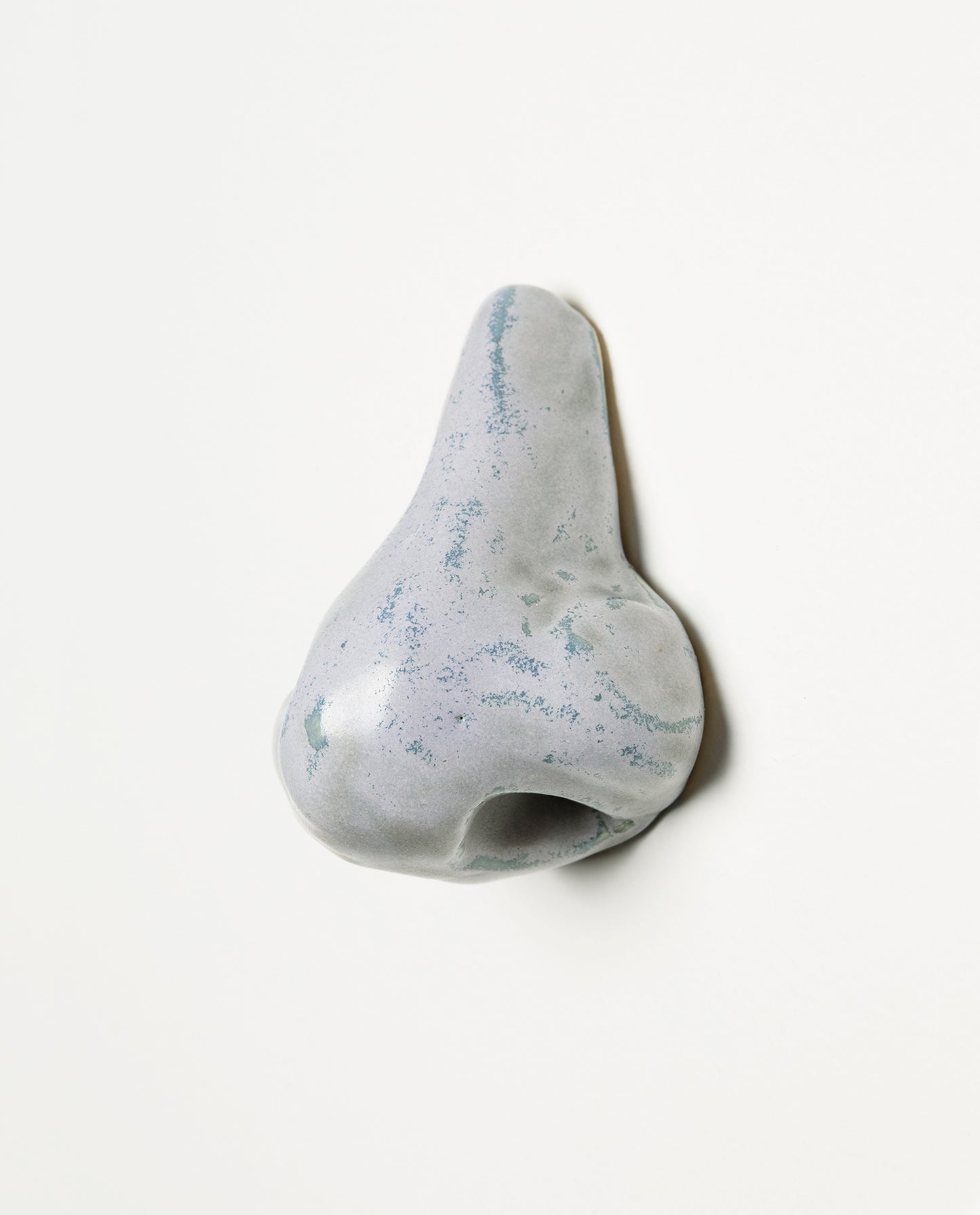 Nez en céramique émaillé de couleur Violet. Petite sculpture en grès. Unique.