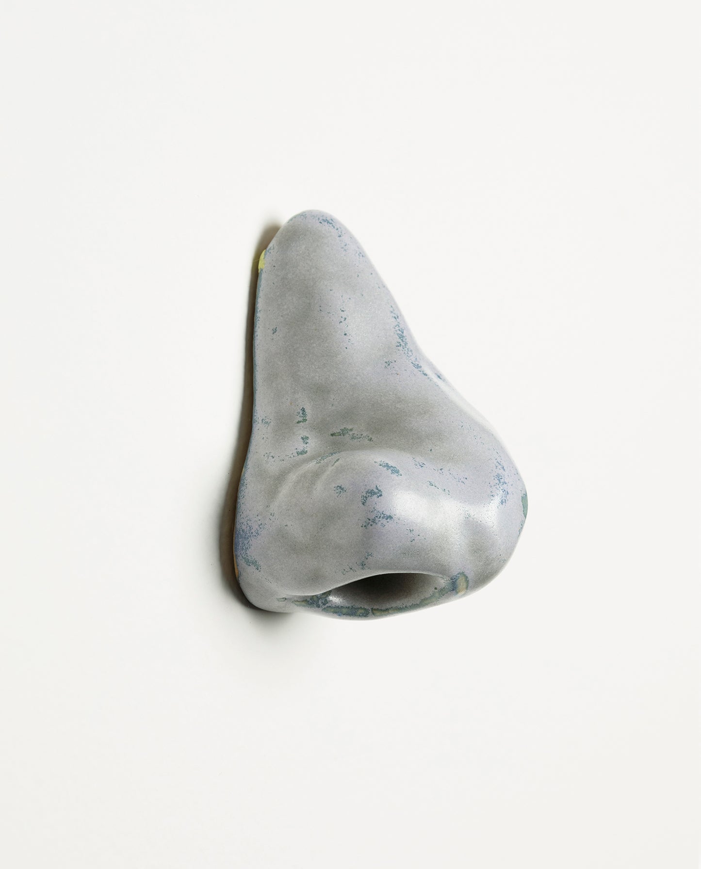 Nez en céramique émaillé de couleur Violet. Petite sculpture en grès. Unique.
