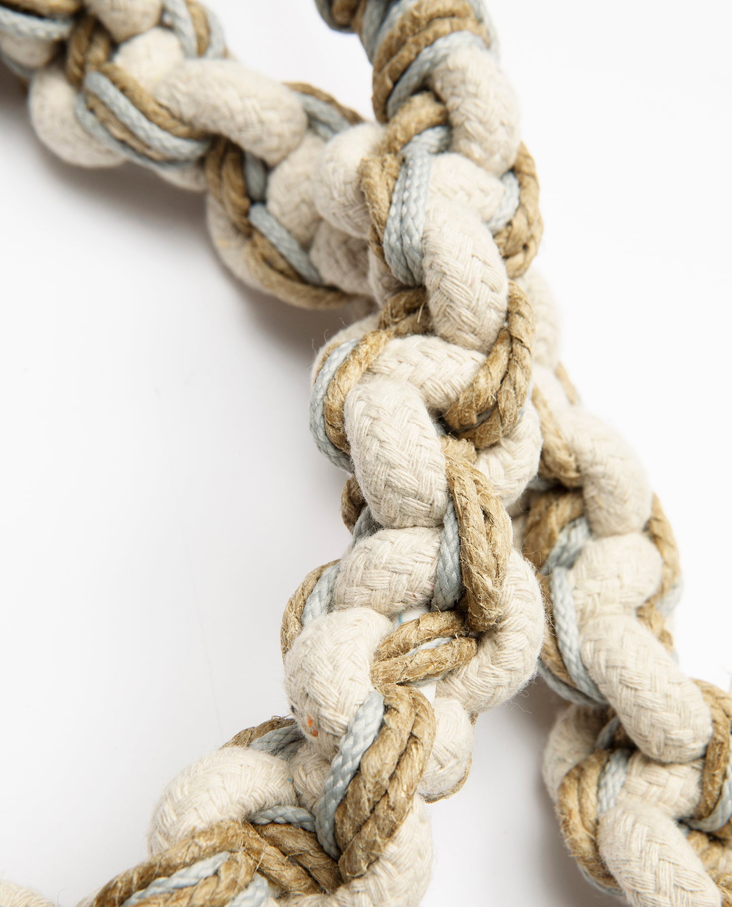 Multiprise M5 blanche dont le fil a été tricoté avec des cordes de coton de couleur. Aurélie Mathigot pour Haydée.