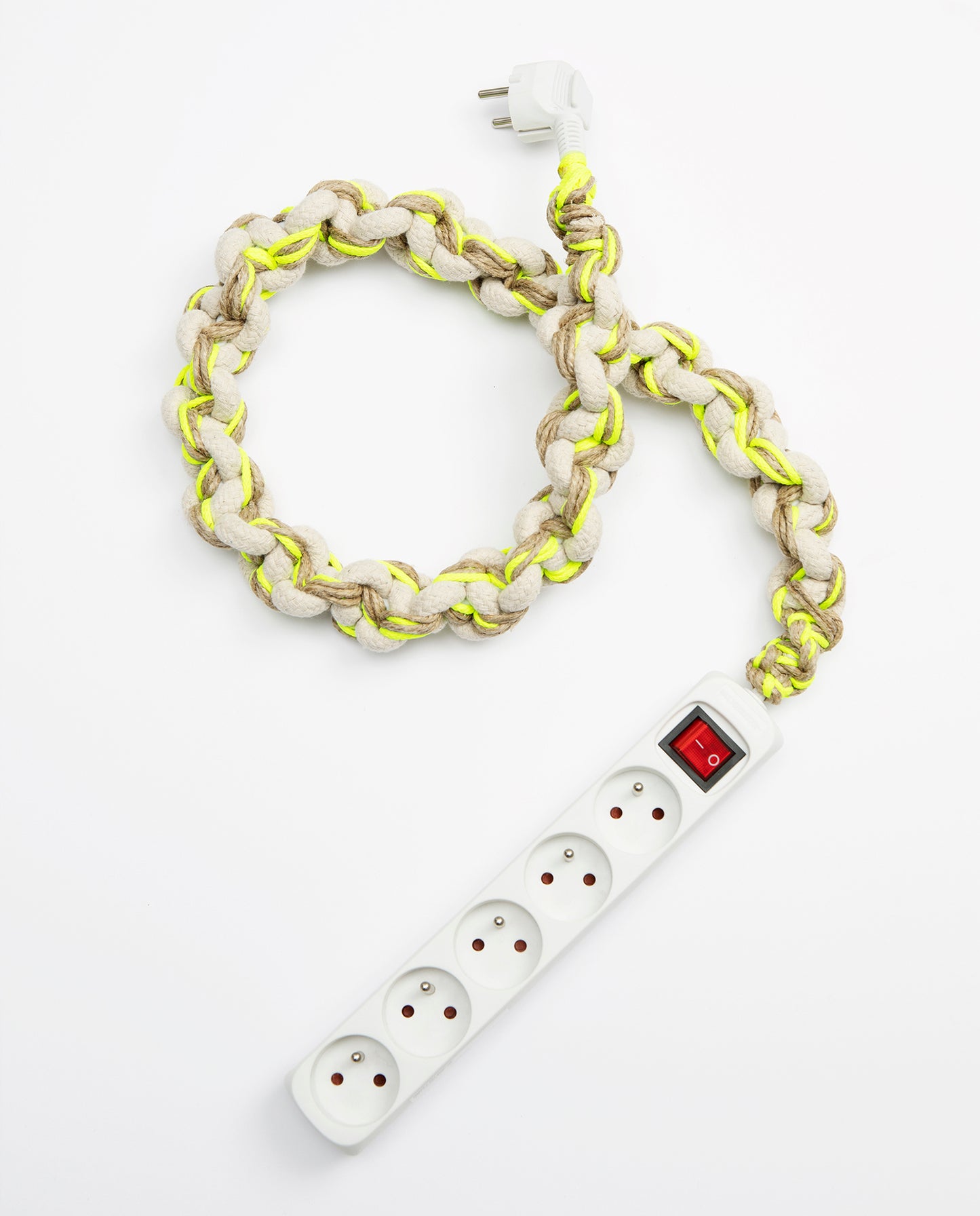 Multiprise M5 blanche dont le fil a été tricoté avec des cordes de coton de couleur. Aurélie Mathigot pour Haydée.