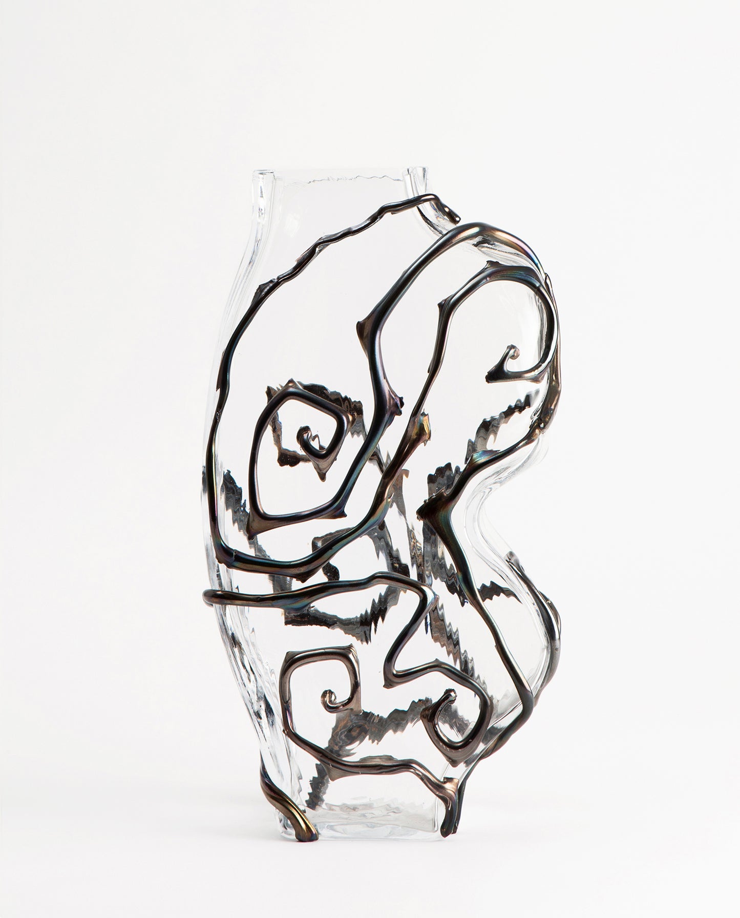 Vase en verre transparent avec des détails noirs, design, dans un style baroque. Vase par Silje Lindrup.