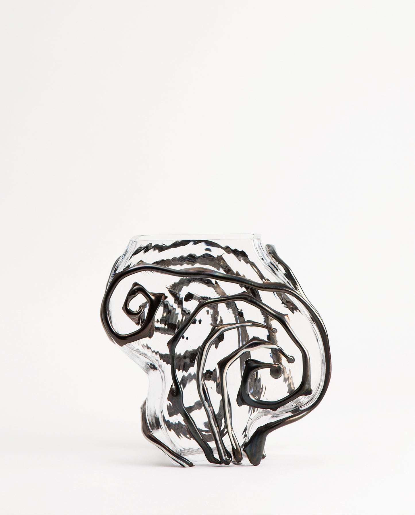 Vase en verre transparent avec des détails noirs, design, dans un style baroque. Vase par Silje Lindrup.