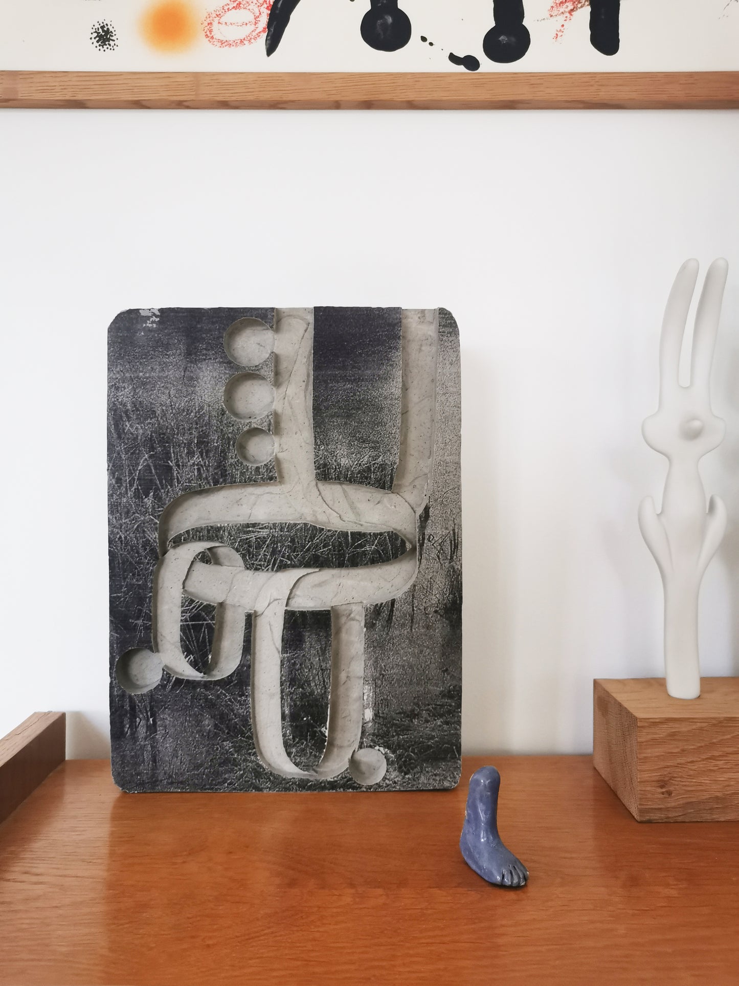 Impression d’une image noire et blanc sur une plaque de plâtre colorée et creusée de motifs. Assemblage poétique, réflexion archéologique. Yoan Béliard pour Haydée.