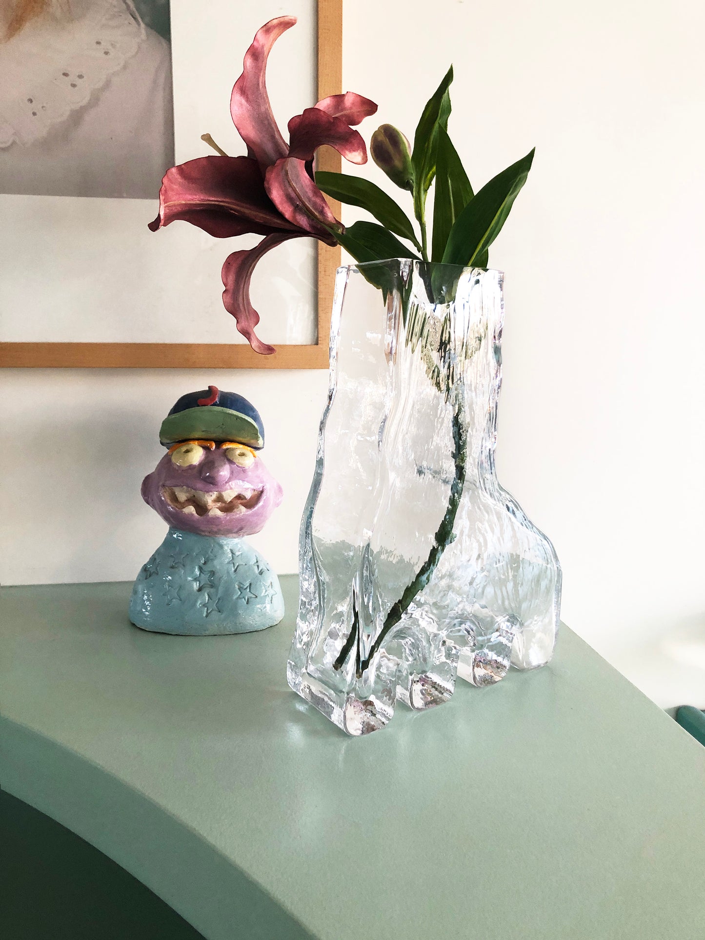 Vase en verre transparent en forme de patte, de main ou de pied, design original par Studio Reiser.