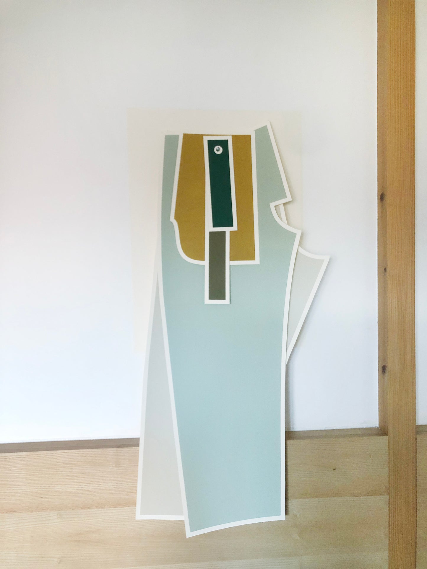 Patron de couture d’un pantalon en carton sérigraphiés par jeanne tresvaux du fraval , fondatrice du studio de lostanges.