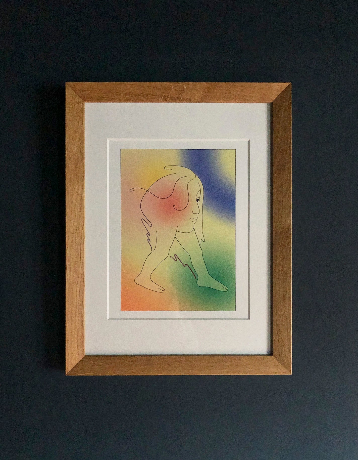 Dessin au trait noir d'une tête sur jambes de Linda Merad. Fond spray multicolore.