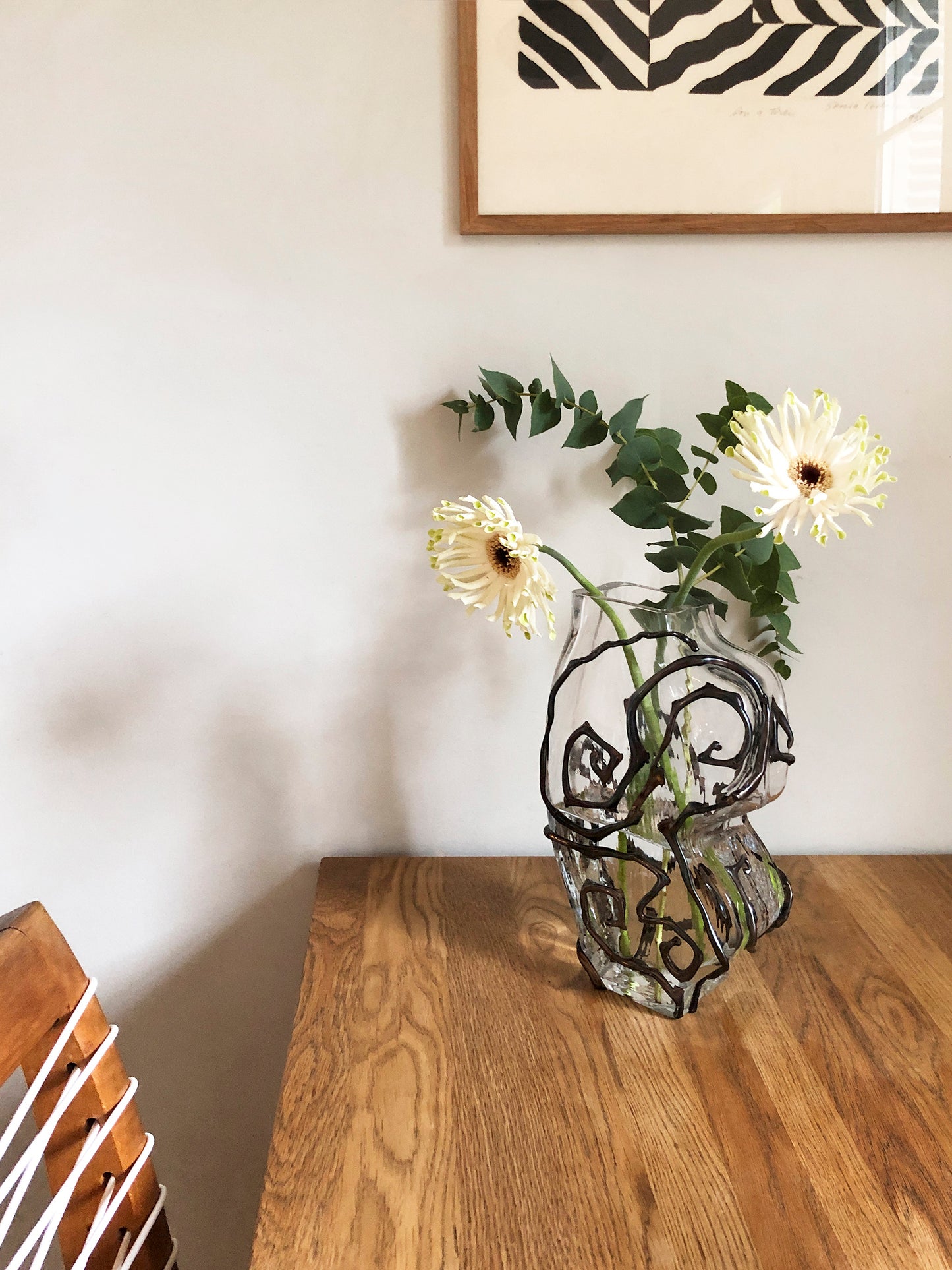 Vase en verre transparent avec des détails noirs, design, dans un style baroque. Vase par Silje Lindrup.
