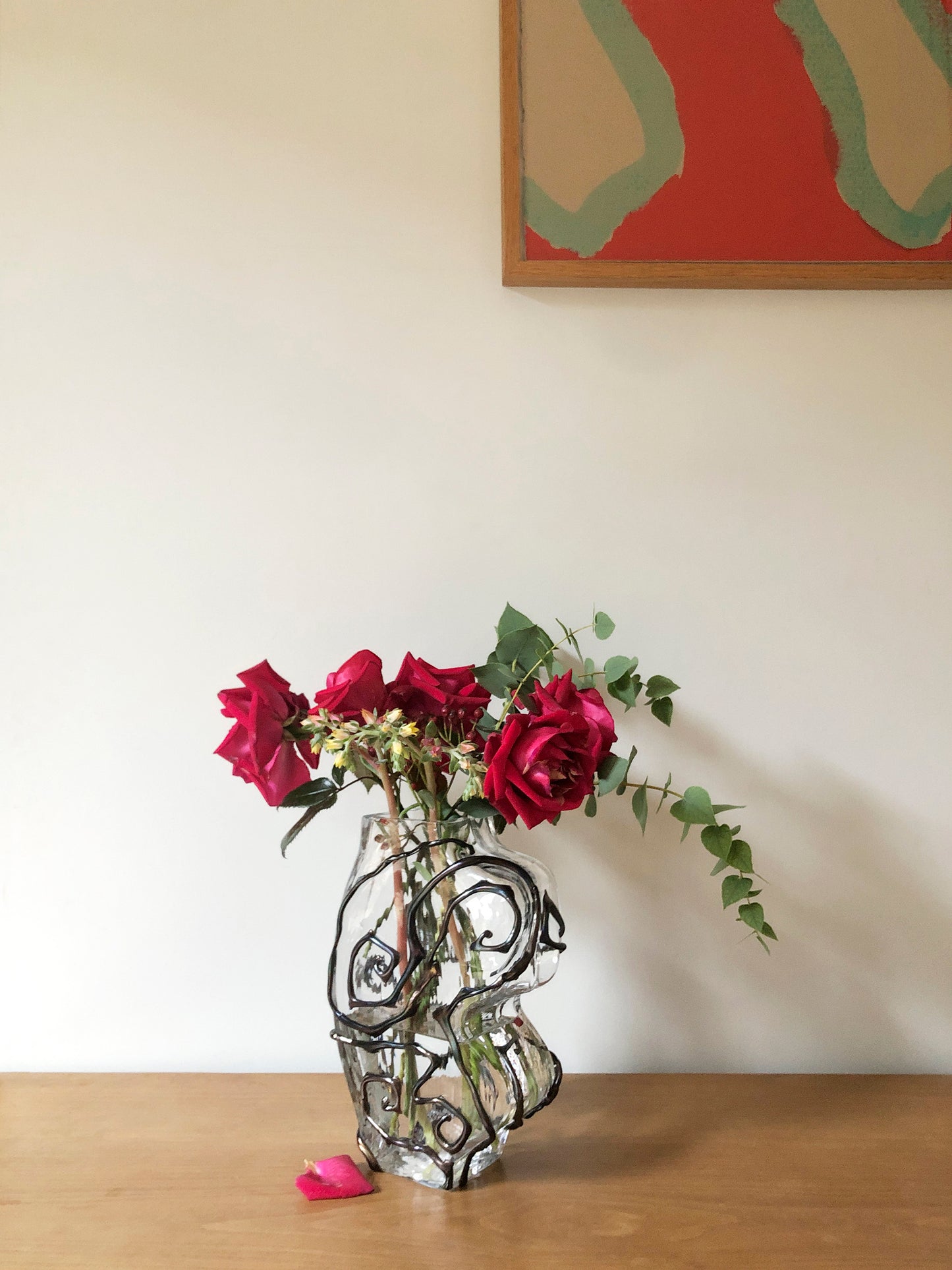 Vase en verre transparent avec des détails noirs, design, dans un style baroque. Vase par Silje Lindrup.