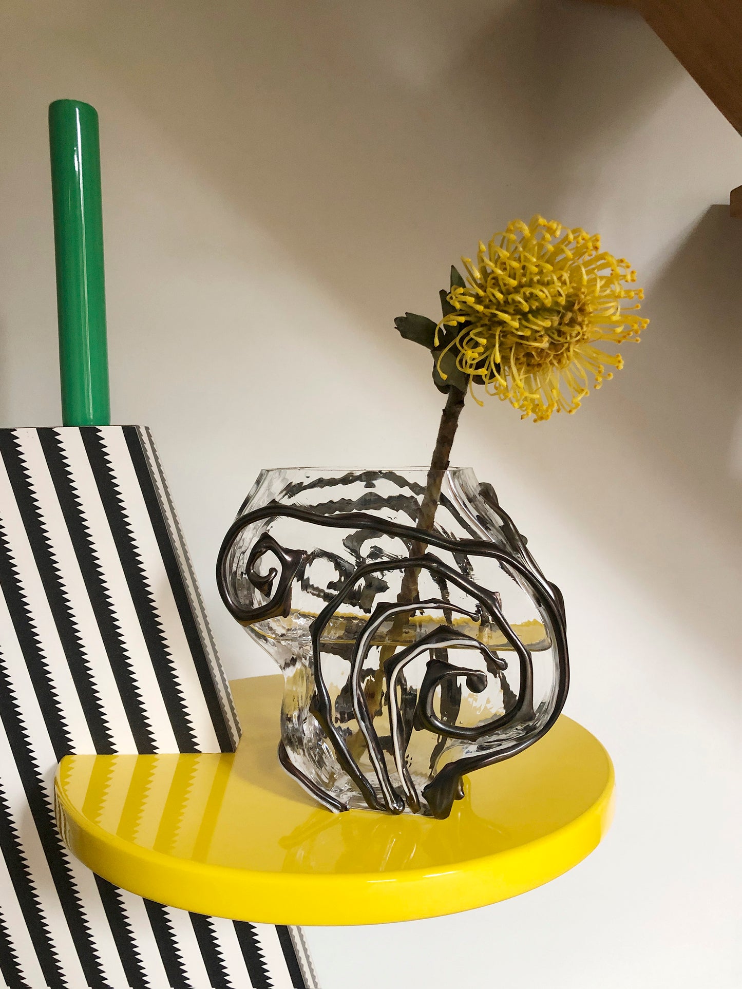Vase en verre transparent avec des détails noirs, design, dans un style baroque. Vase par Silje Lindrup.