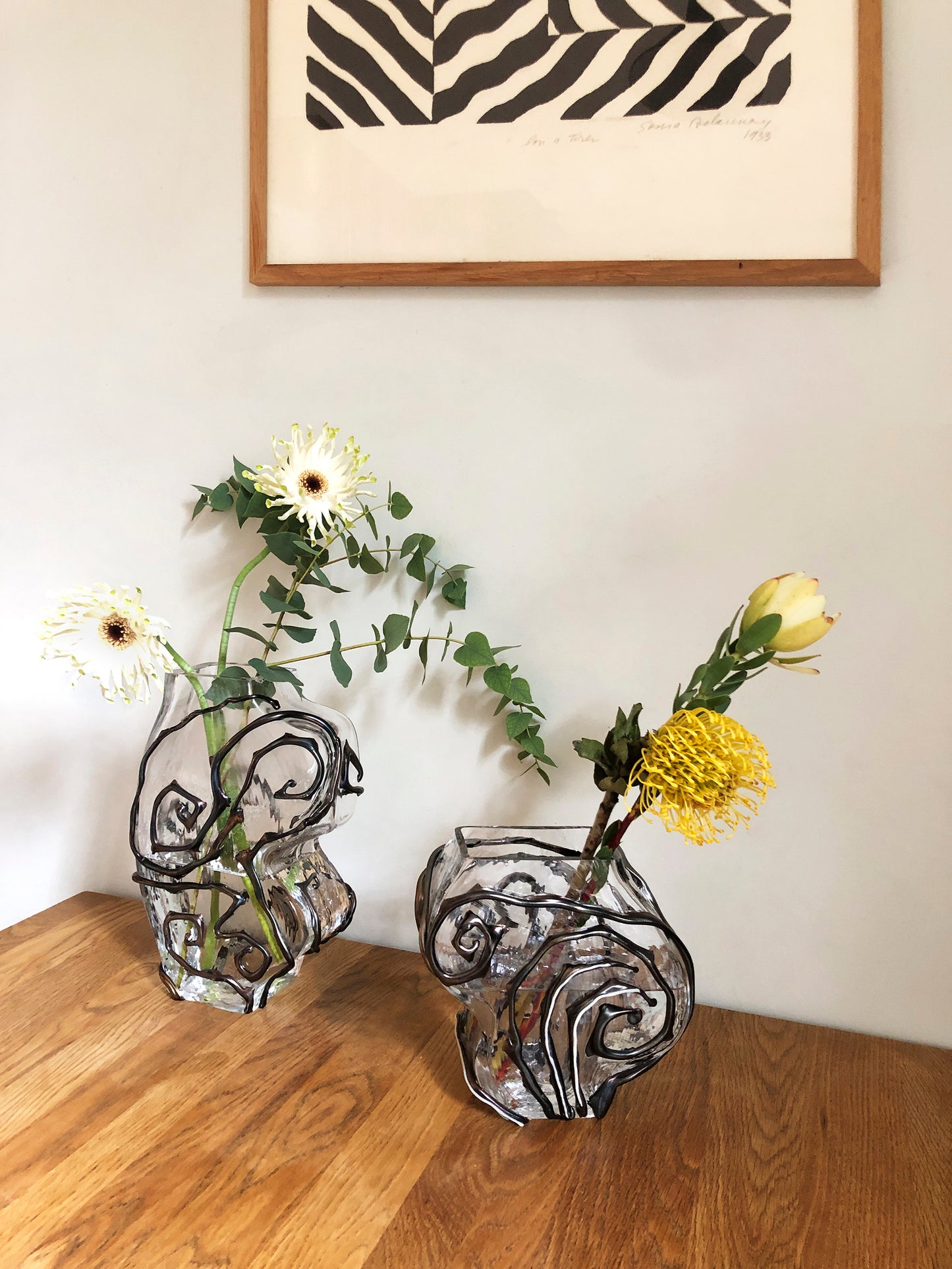 Vase en verre transparent avec des détails noirs, design, dans un style baroque. Vase par Silje Lindrup.