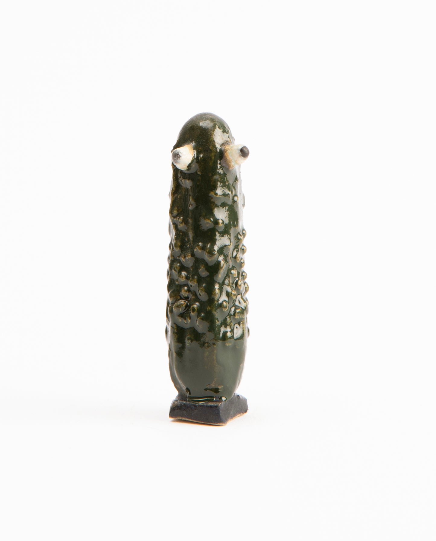 Petite sculpture composée de cornichon avec des yeux..