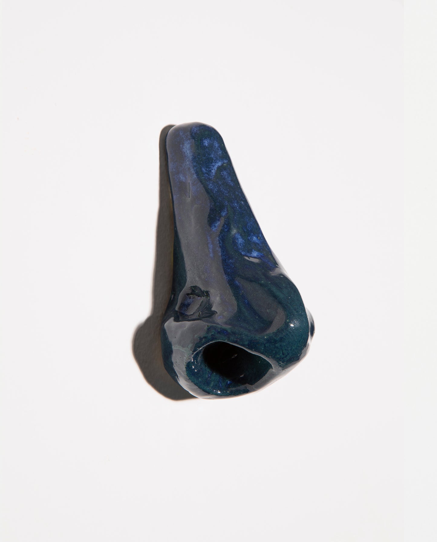 Petite sculpture. Nez en céramique grès émaillé bleu avec de légère nucléations bleues claires
