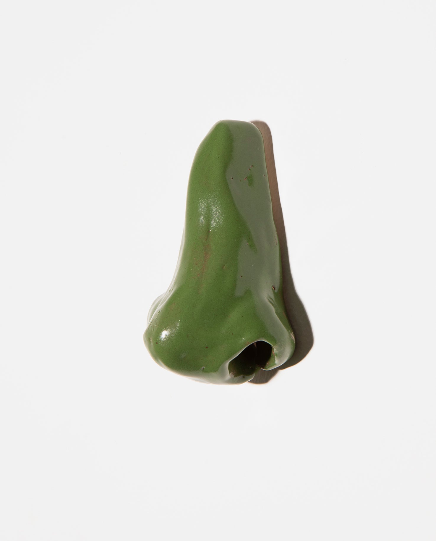 Petite sculpture. Nez en céramique grès émaillé vert gazon.