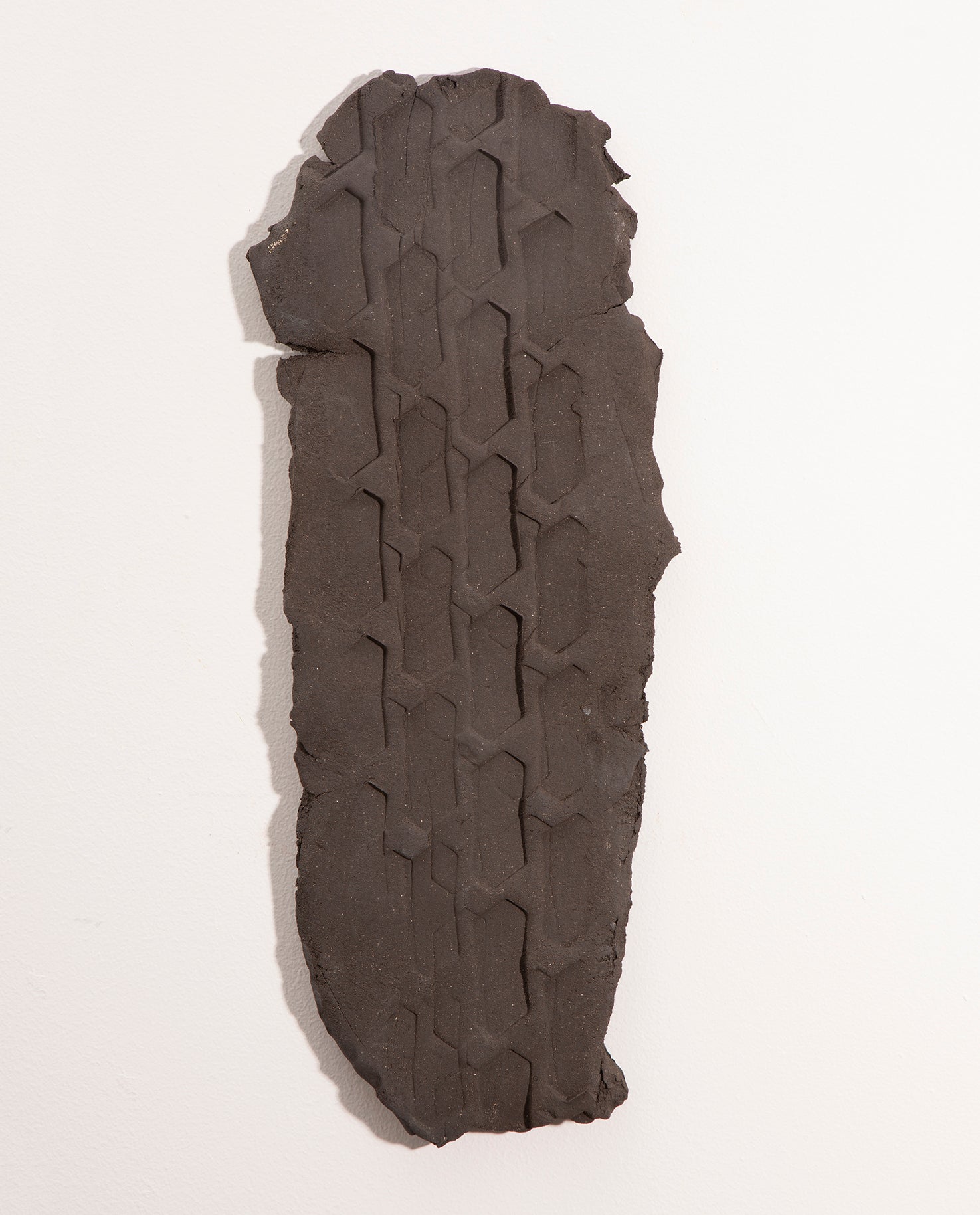 Empreinte de pneu de voiture cross sur grès noir brut.