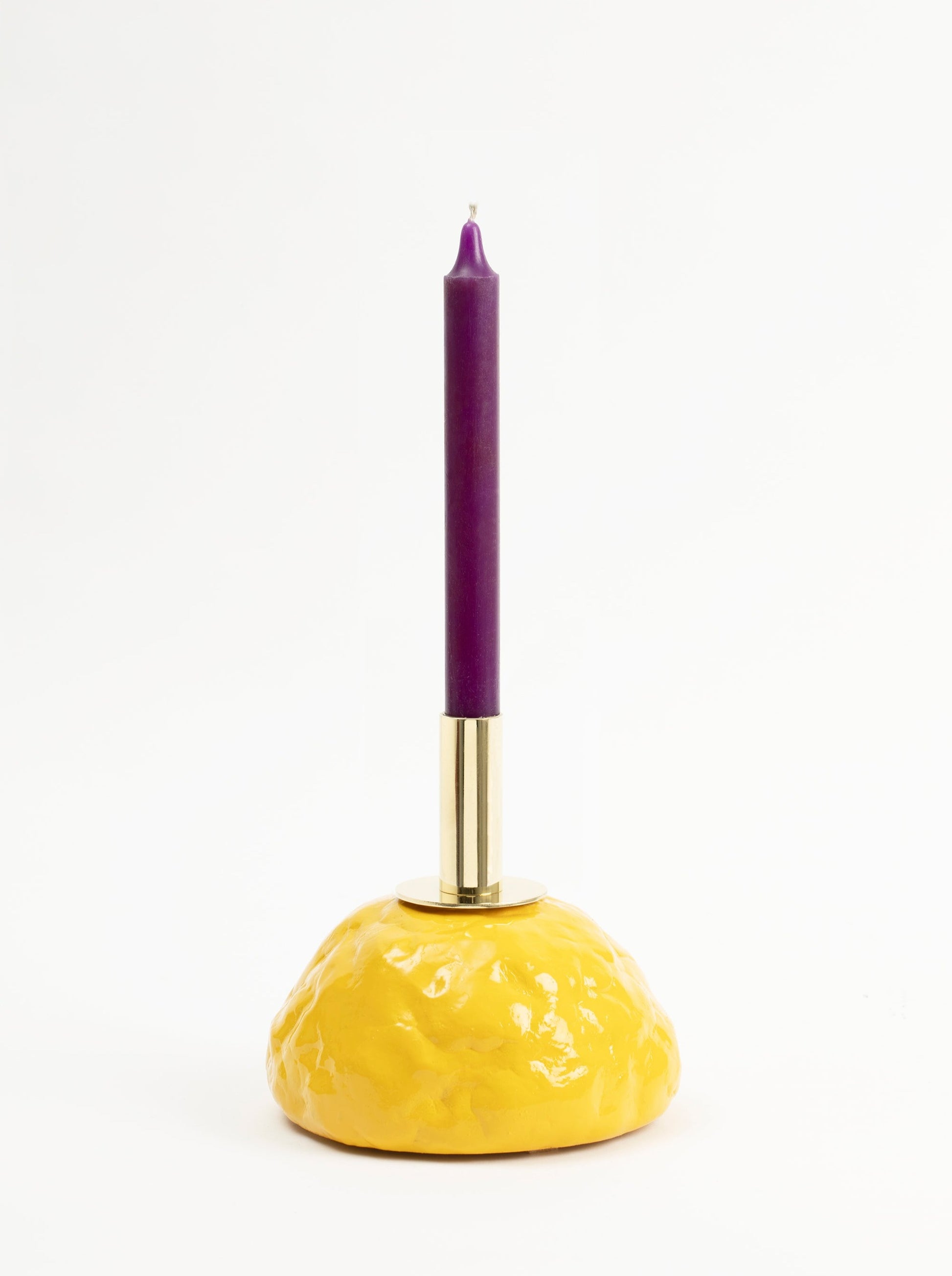 Bougeoir jaune au design brut et chic à la fois, en forme originale de sein, couleur vive et touche de laiton. Vincent Loiret pour Haydée.