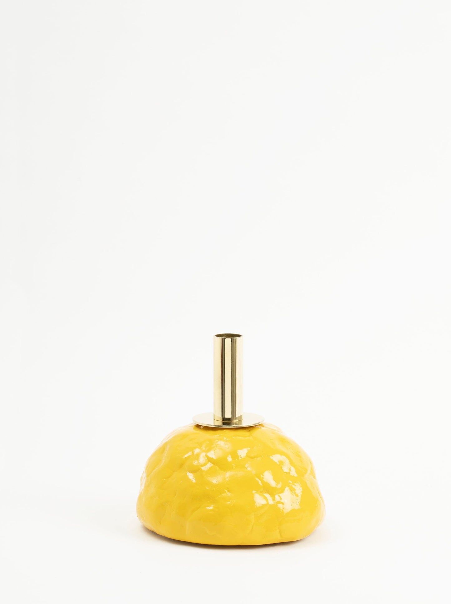 Bougeoir jaune au design brut et chic à la fois, en forme originale de sein, couleur vive et touche de laiton. Vincent Loiret pour Haydée.