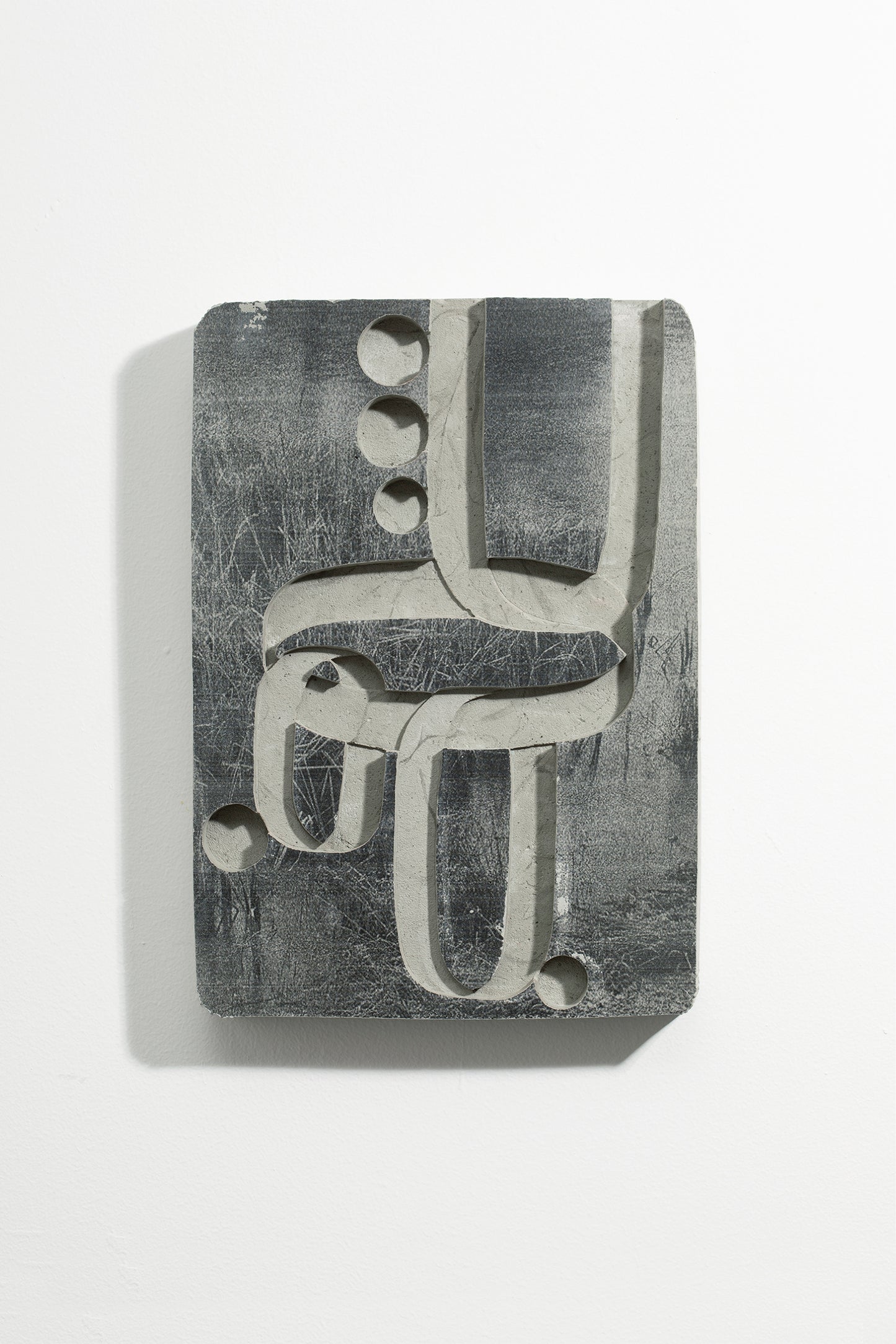 Impression d’une image noire et blanc sur une plaque de plâtre colorée et creusée de motifs. Assemblage poétique, réflexion archéologique. Yoan Béliard pour Haydée.