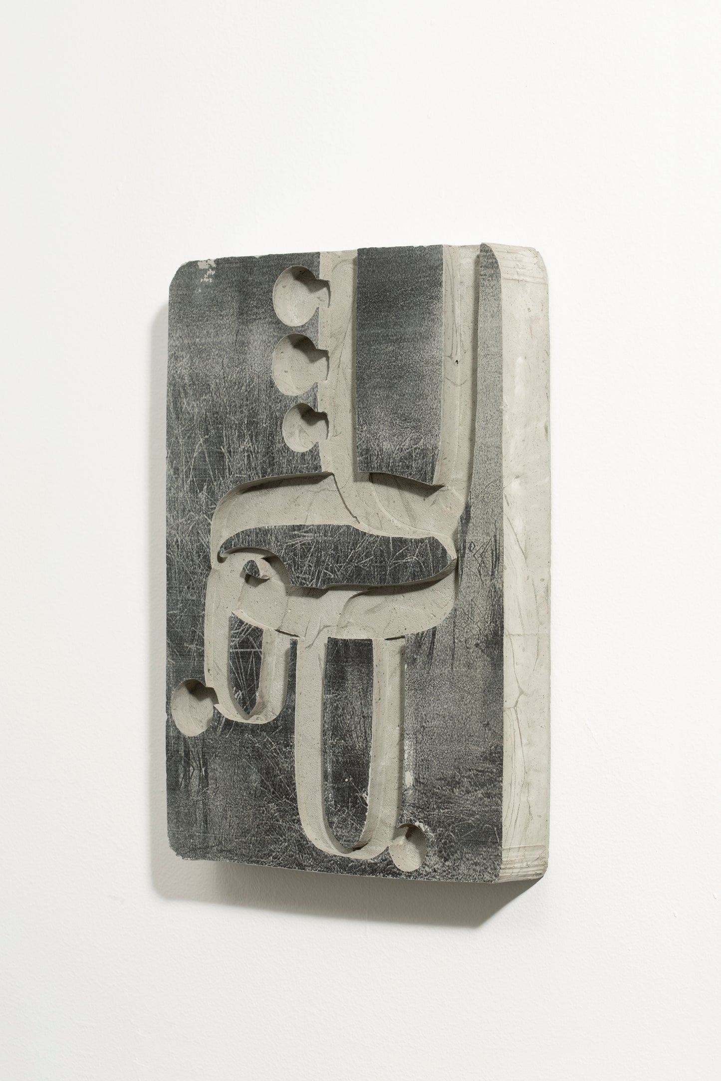 Impression d’une image noire et blanc sur une plaque de plâtre colorée et creusée de motifs. Assemblage poétique, réflexion archéologique. Yoan Béliard pour Haydée.