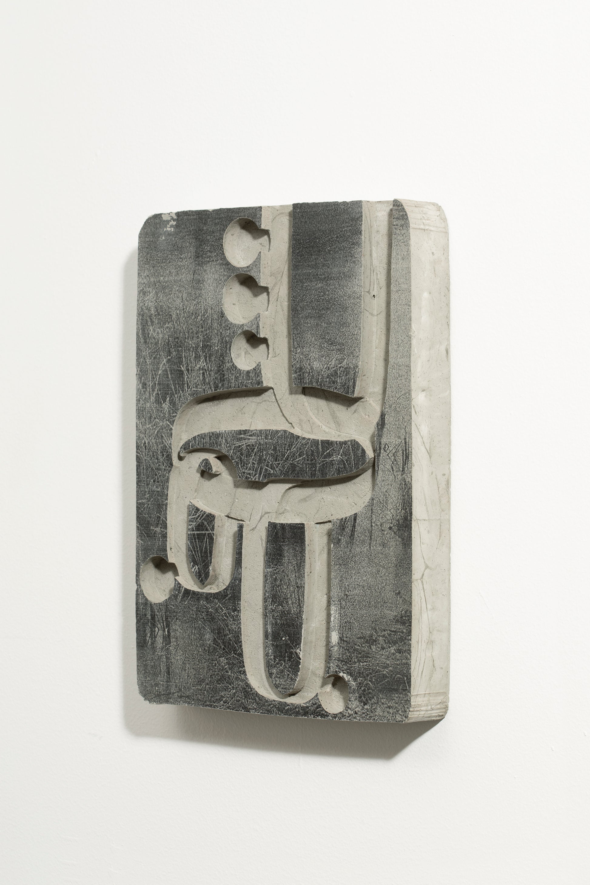 Impression d’une image noire et blanc sur une plaque de plâtre colorée et creusée de motifs. Assemblage poétique, réflexion archéologique. Yoan Béliard pour Haydée.