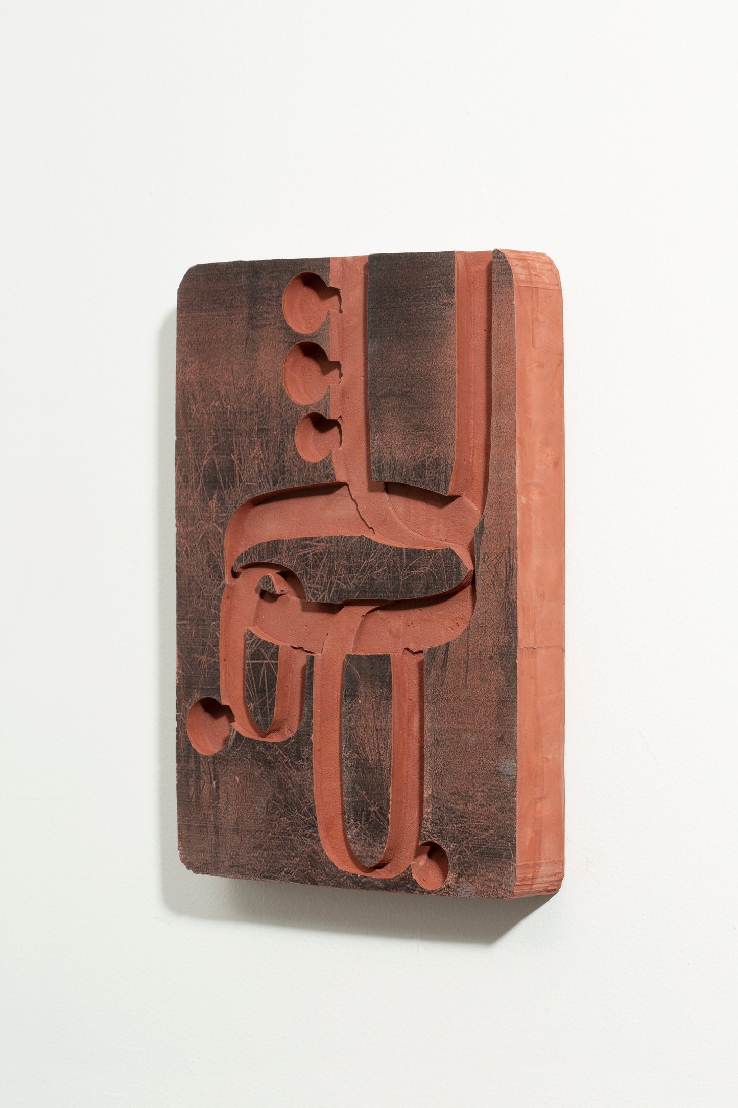 Impression d’une image noire et blanc sur une plaque de plâtre colorée et creusée de motifs. Assemblage poétique, réflexion archéologique. Yoan Béliard pour Haydée.